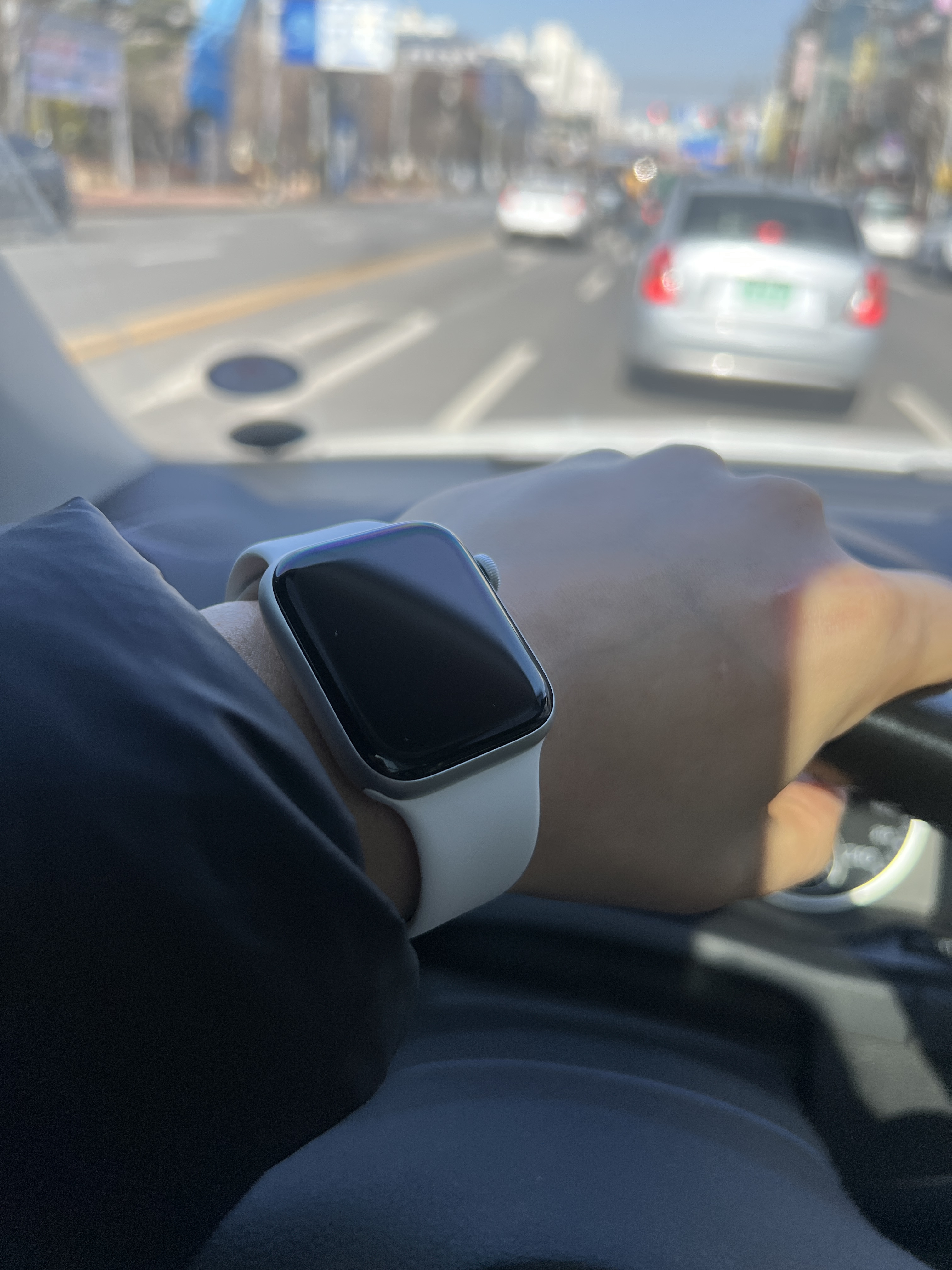 Apple Watch SE 44mm GPS Silver Aluminum Case with Sport Band White (Korean Ver.) 착용 스타일