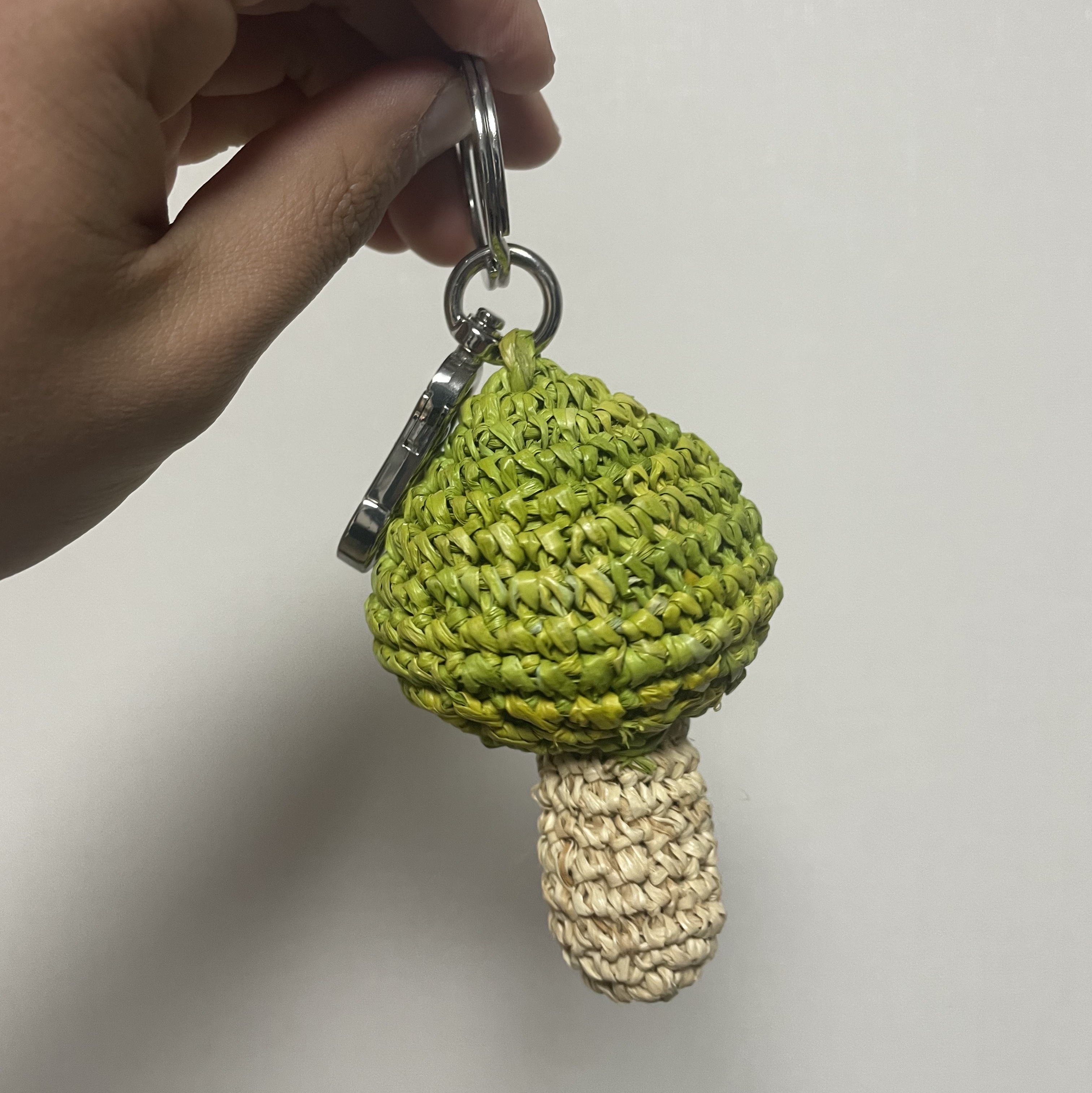 Stussy Mushroom Raffia Keychain 착용 스타일