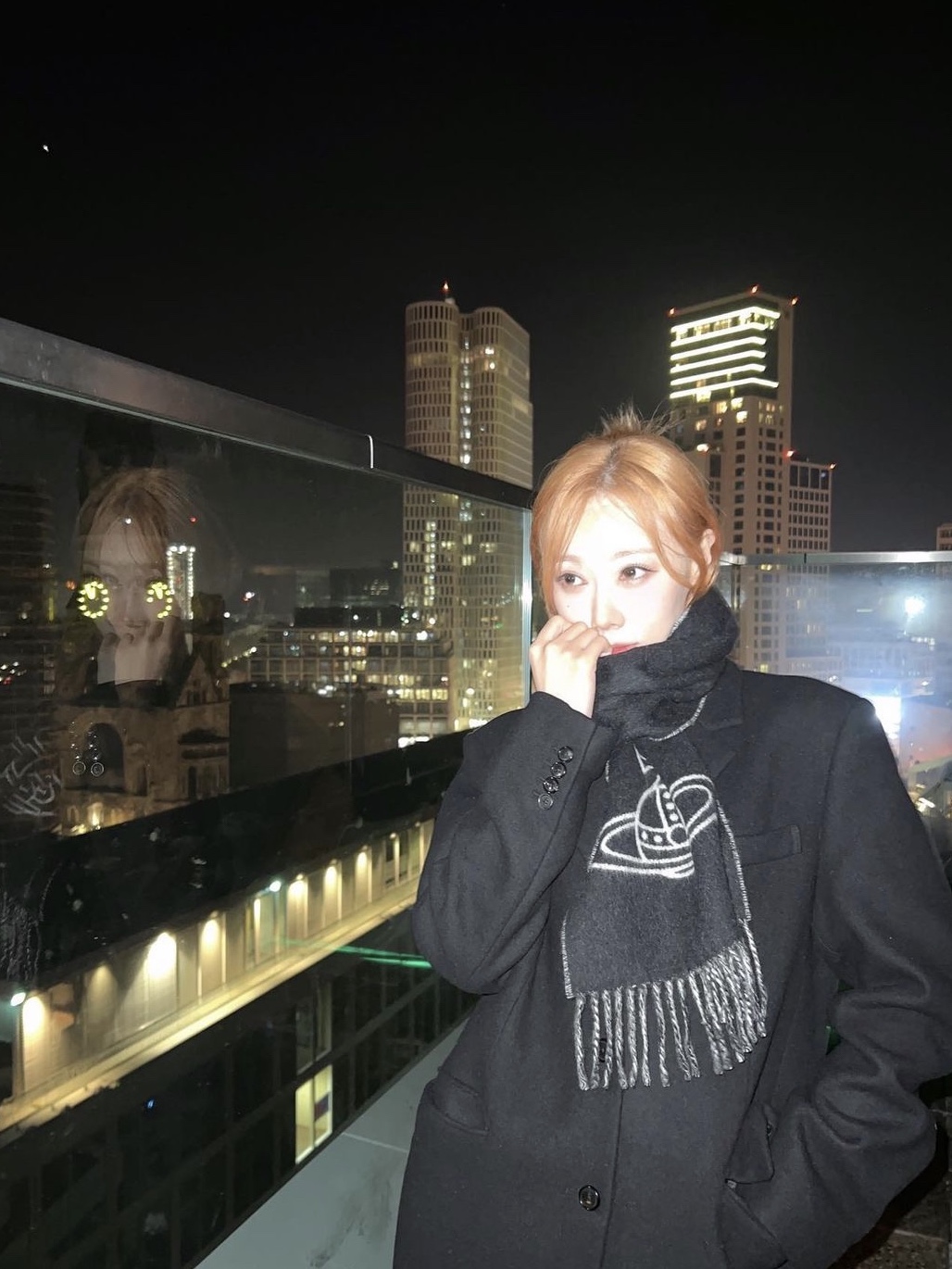 Vivienne Westwood Two Side Single Orb Muffler Black 착용 스타일 - 1