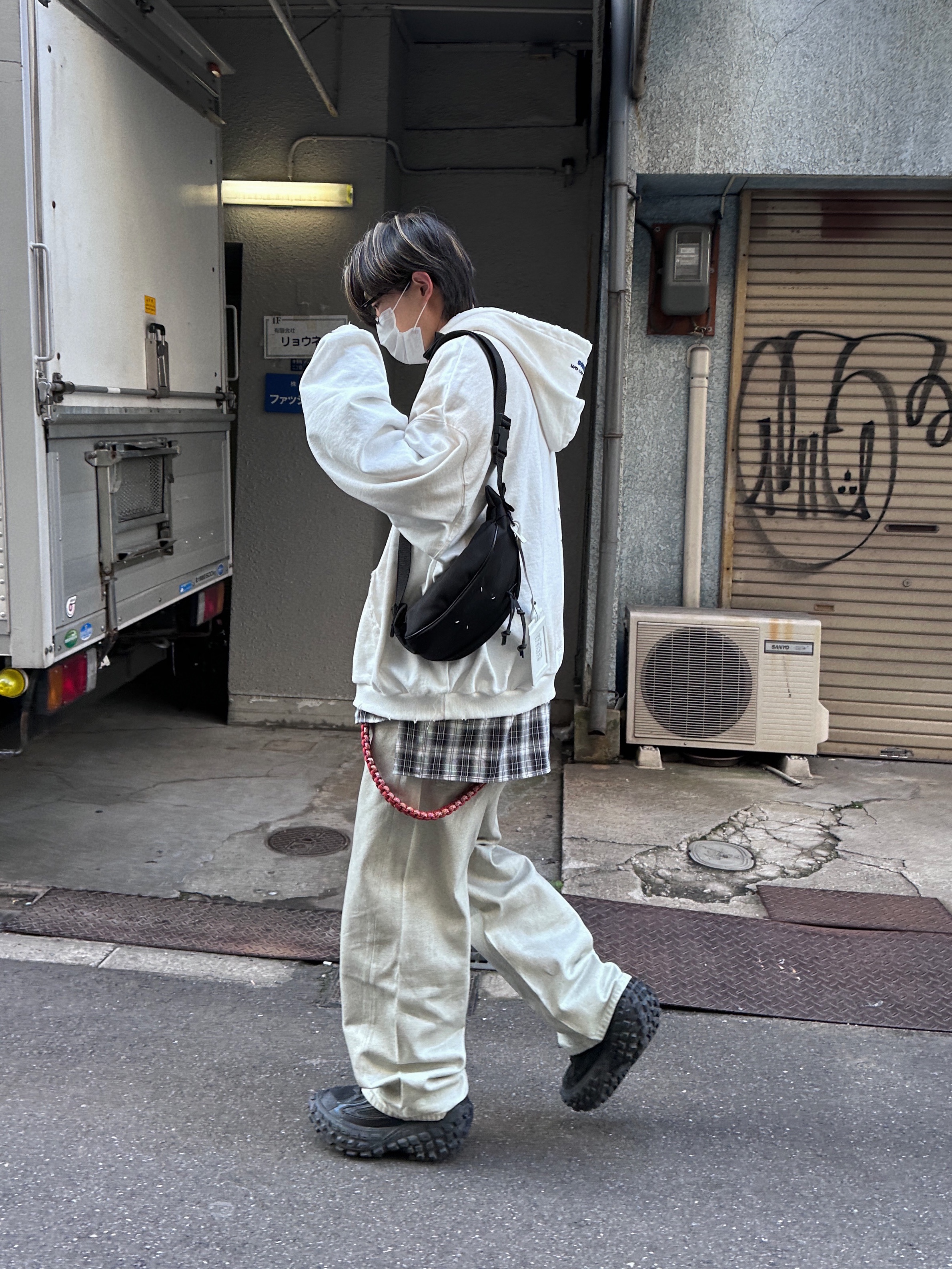 Project G/R x Atmos Etiquette Lesson Vintage Washed Hoodie White, Balenciaga Runner Sneakers Grey Burgundy 착용 스타일 - 4