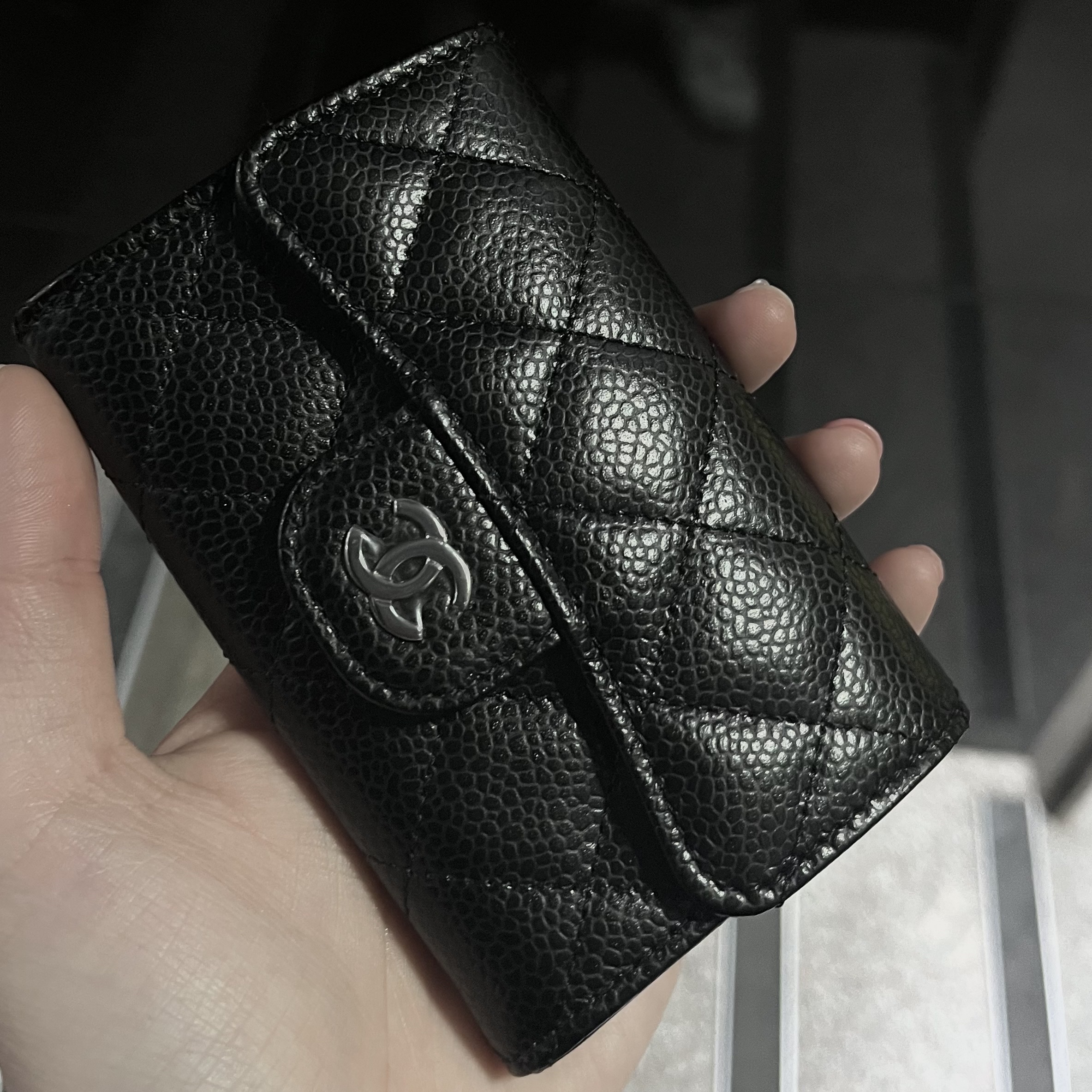 Chanel Classic Card Holder Grained Calfskin & Silver Black 착용 스타일