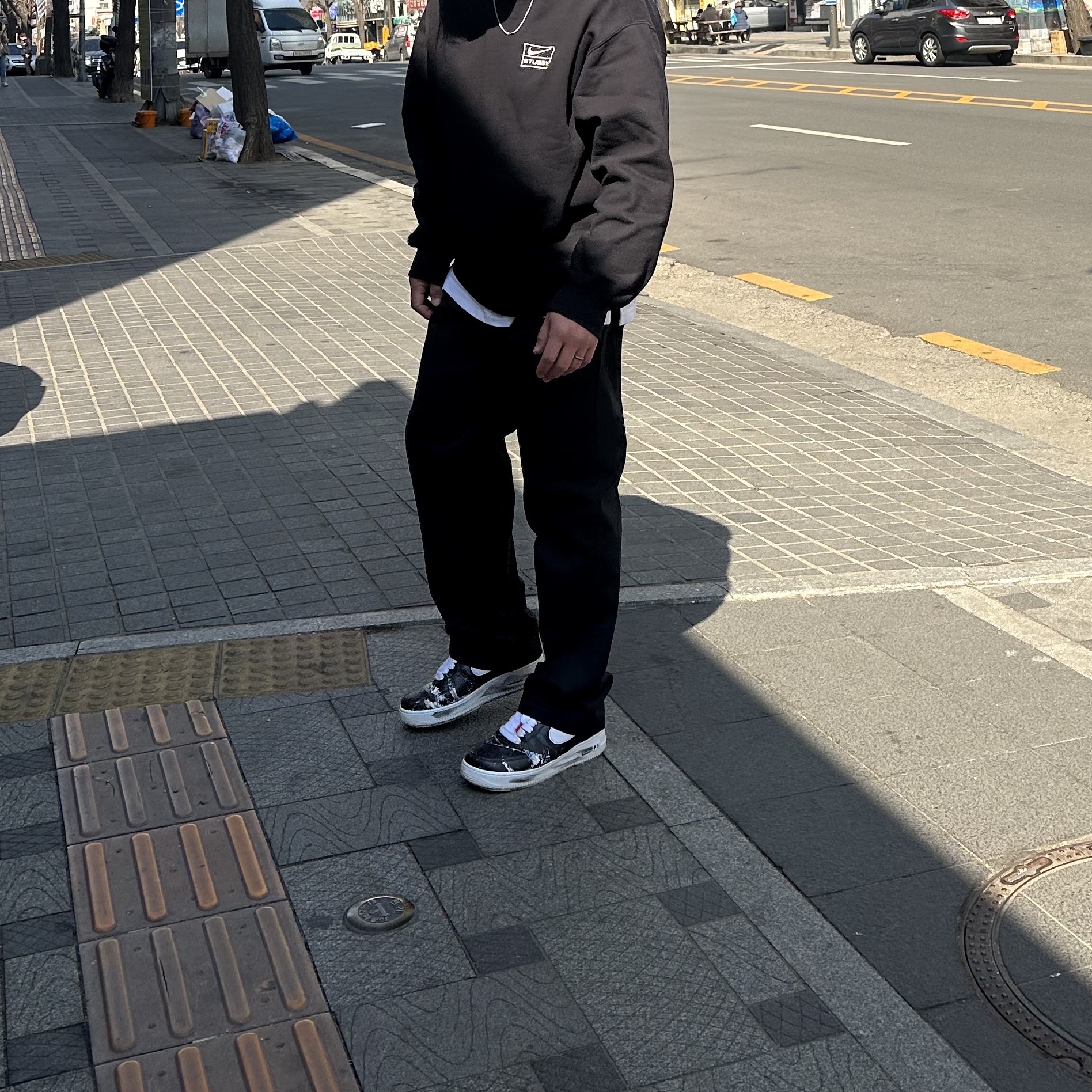 Nike x Stussy NRG Washed Fleece Crewneck Black (DO5310-010), Nike x Peaceminusone Air Force 1 Low Para-Noise 착용 스타일 - 3
