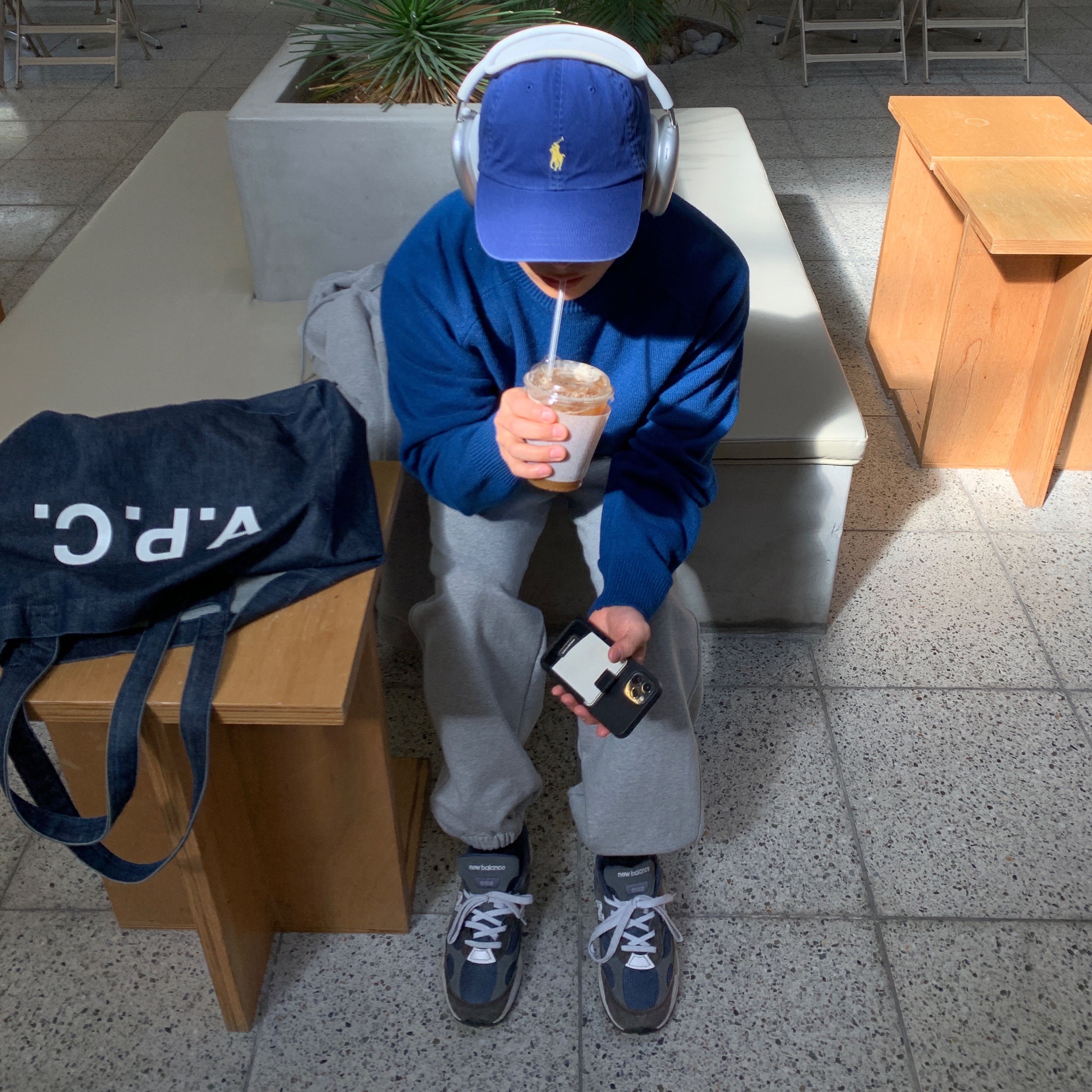 New Balance 992 Made in USA Navy, A.P.C. Daniela Shopping Bag Indigo 착용 스타일 - 2