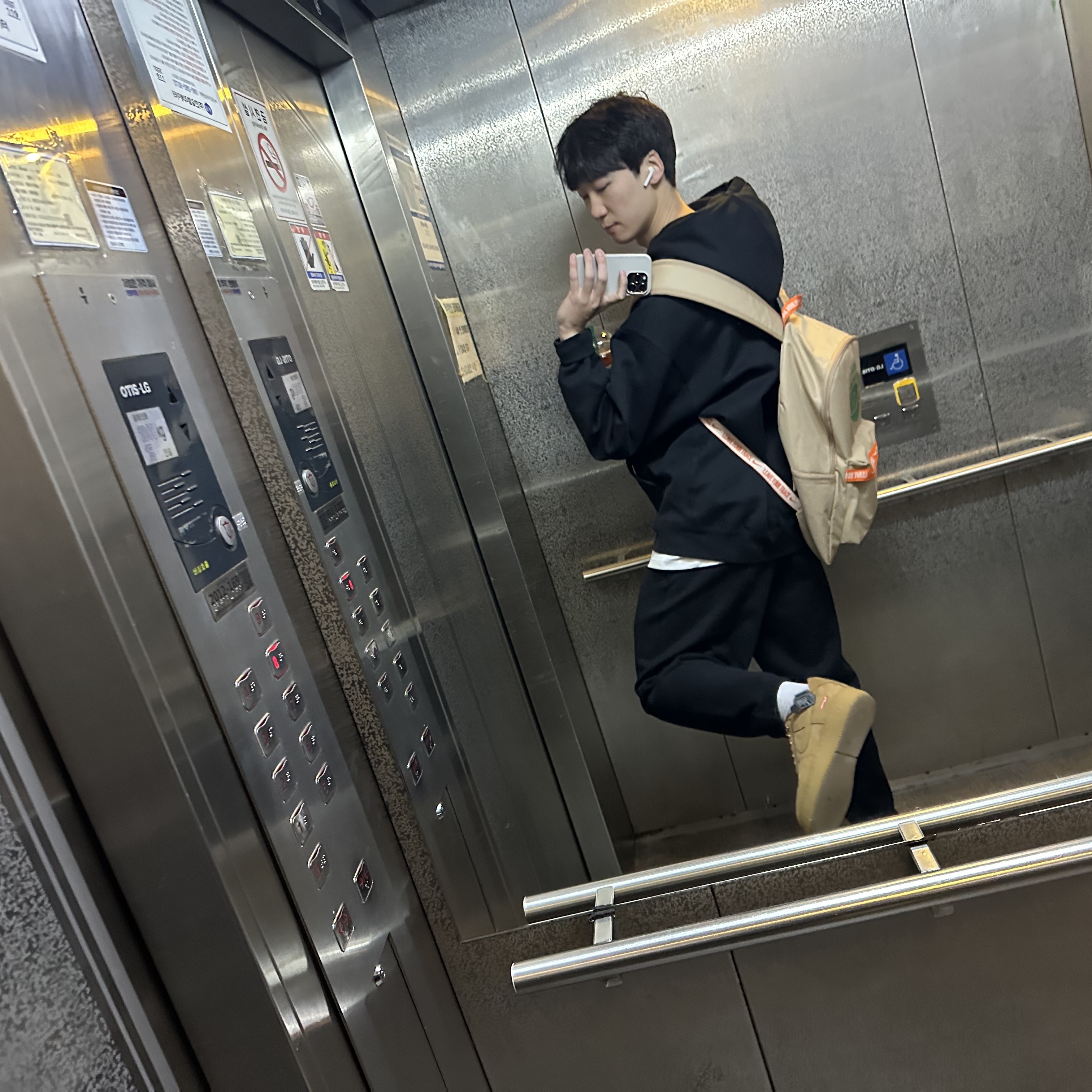 Nike NRG Solo Swoosh Fleece Hoodie Black White - US/EU 착용 스타일