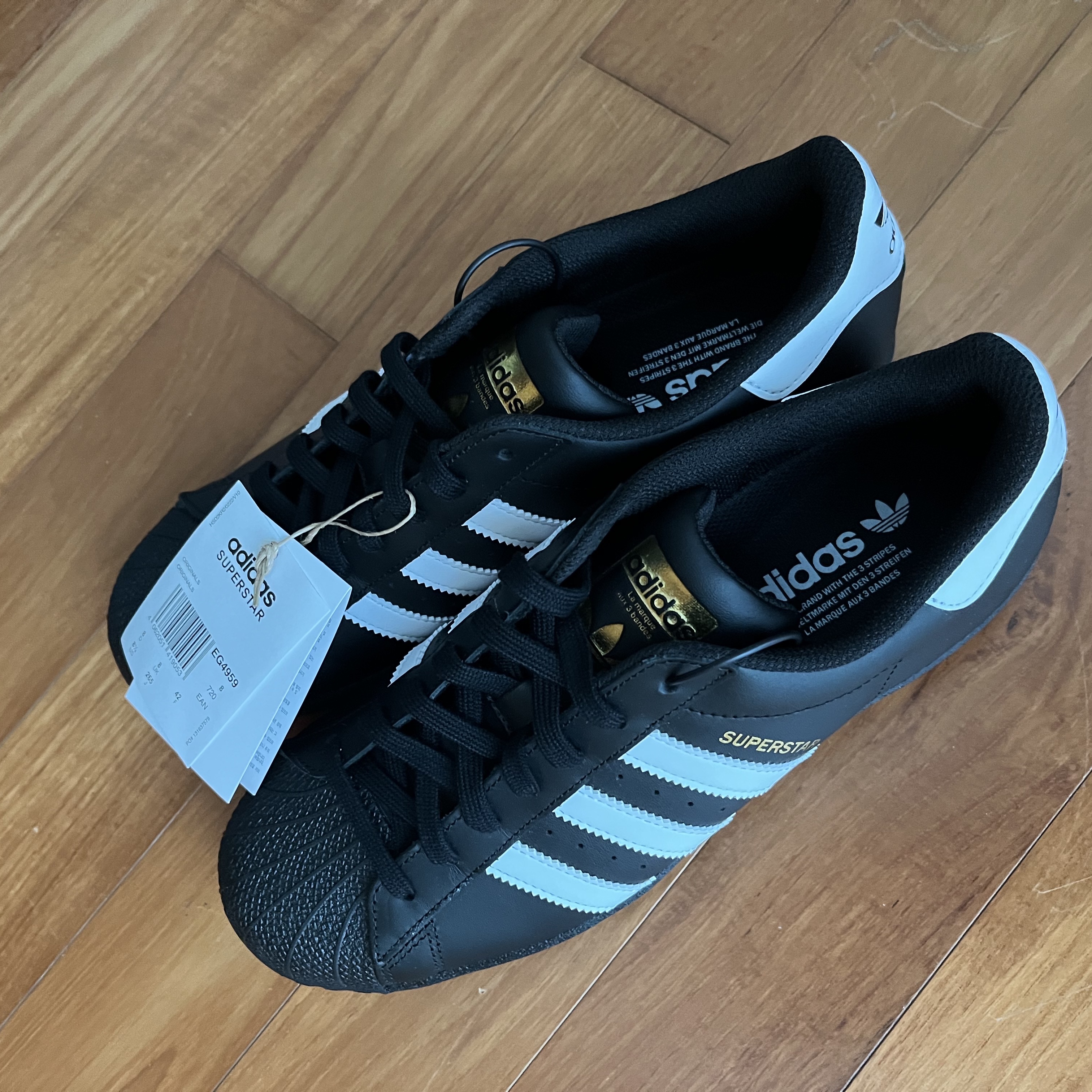 Adidas Superstar Core Black White 착용 스타일 - 1