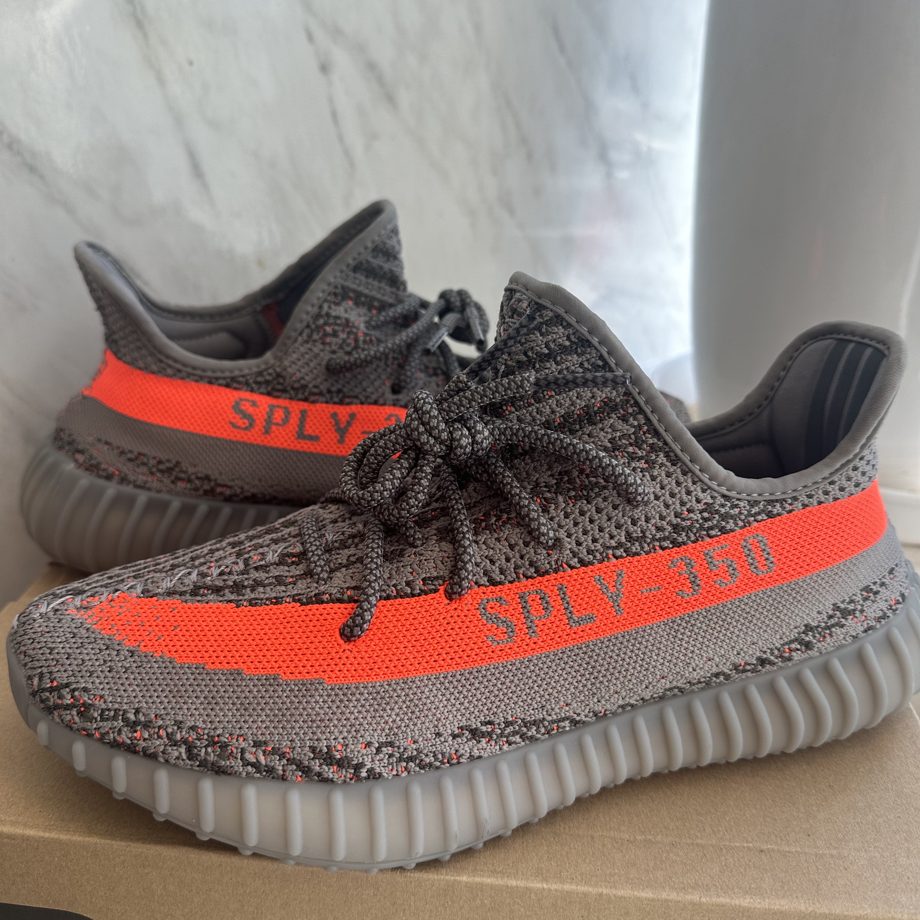 Adidas Yeezy Boost 350 V2 Beluga - Reflective 착용 스타일