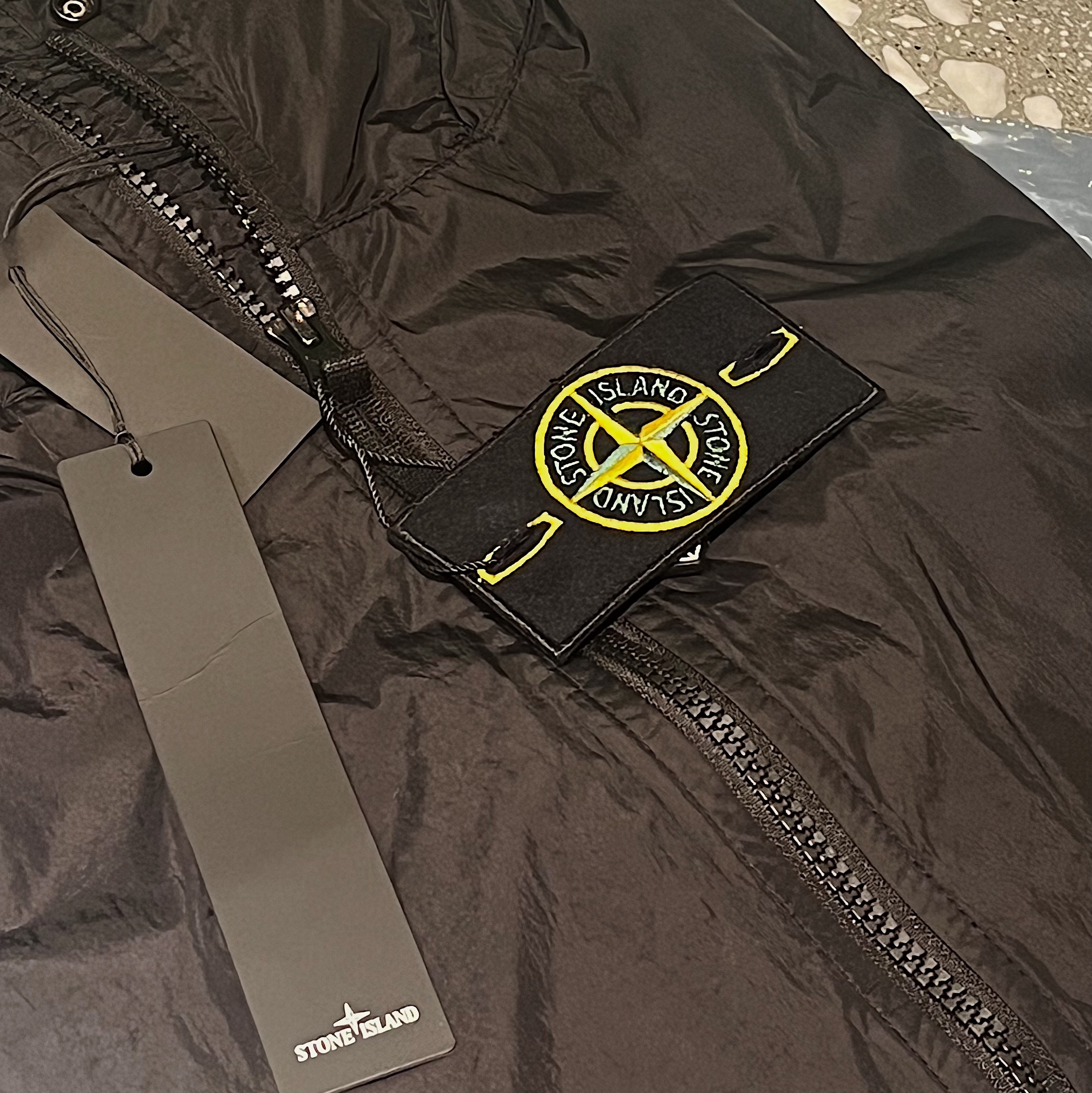 Stone Island 40522 Crinkle Reps Nylon Garment Dyed Hooded Jacket Black - 23SS 착용 스타일 - 2