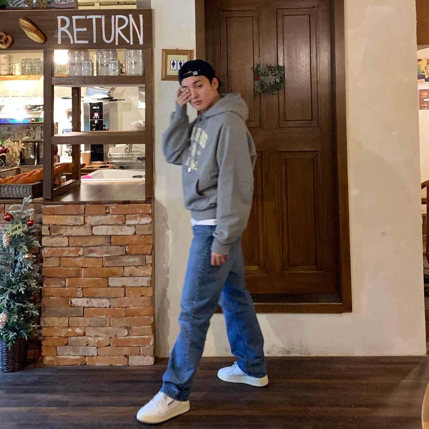 (W) Autry Medalist Low Leather Sneakers White, AMI Paris France Hood Sweatshirt Heather Grey 착용 스타일 - 1