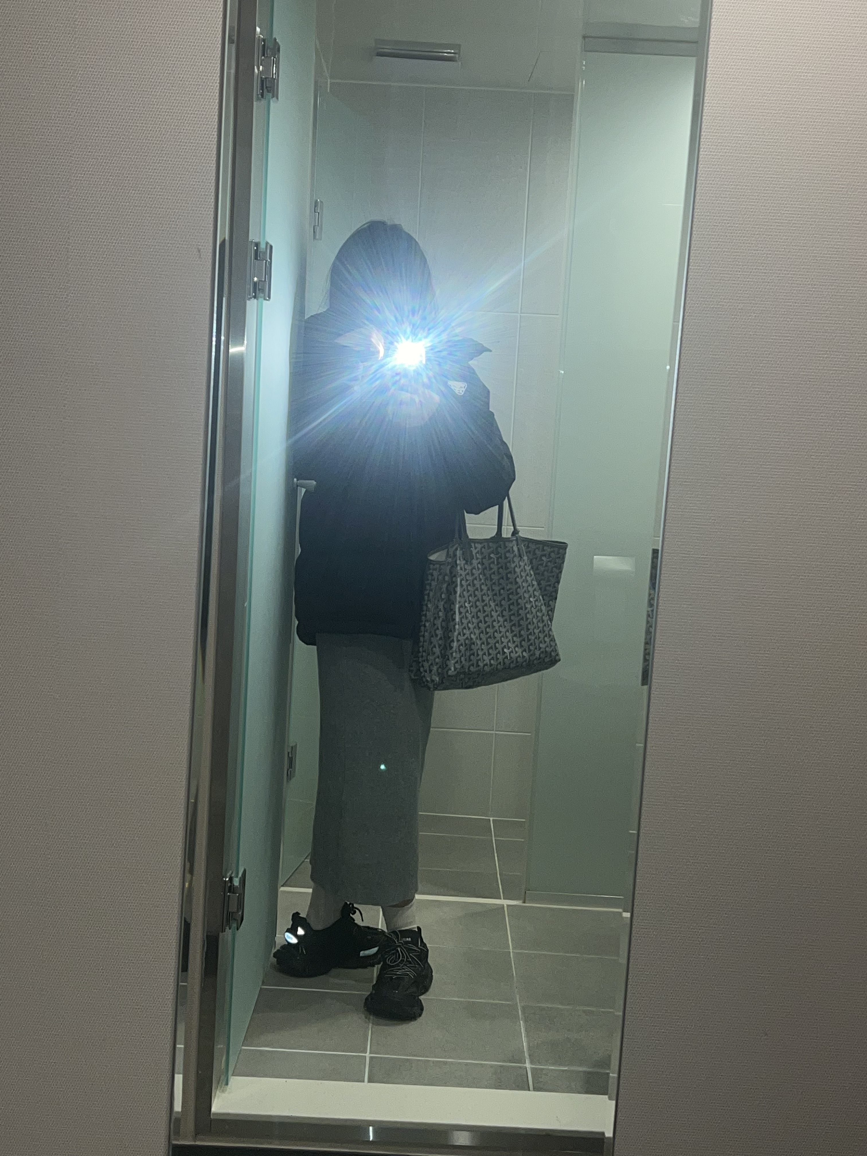 Goyard Saint Louis GM Bag Grey, Balenciaga Track Sneakers Triple Black 착용 스타일