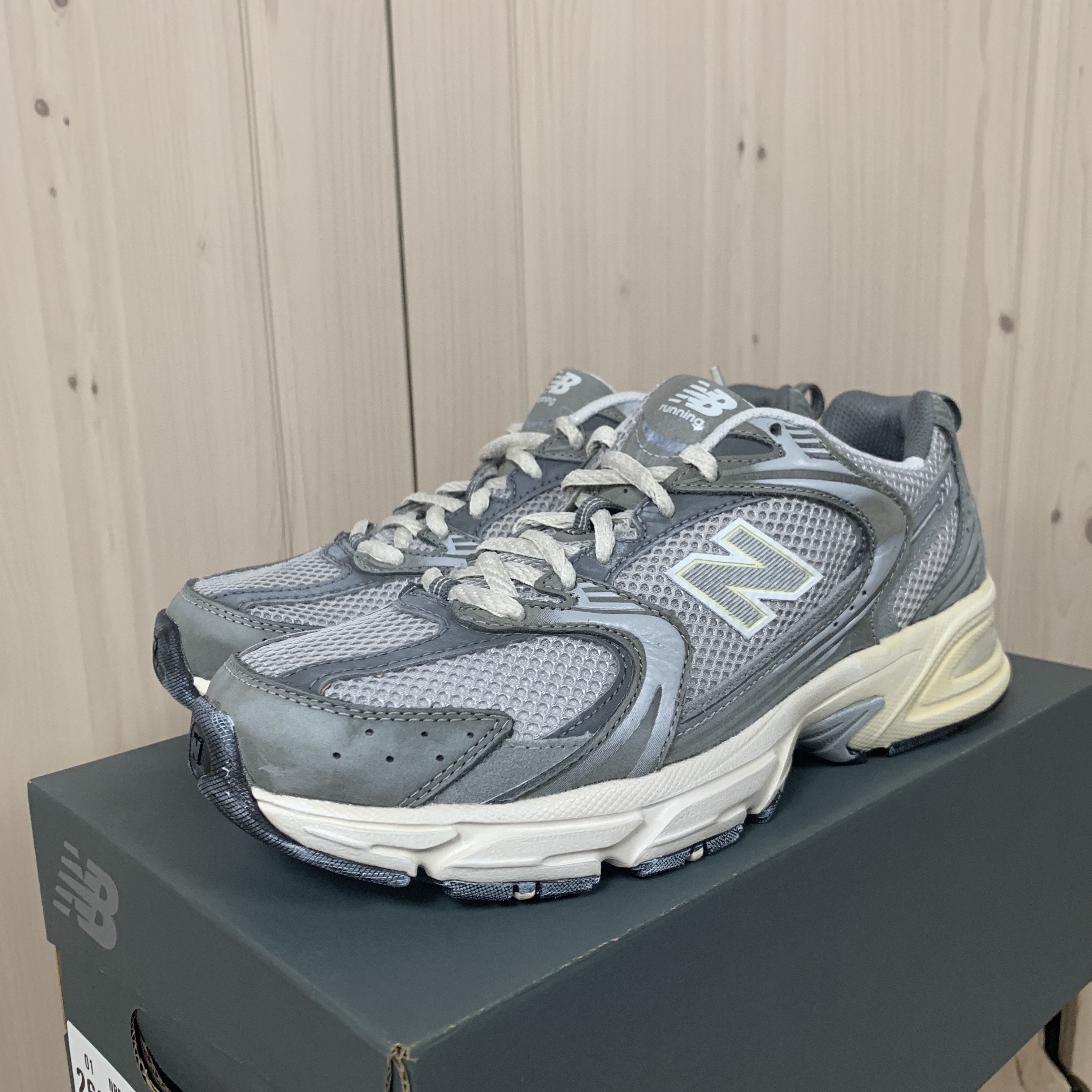 New Balance 530 Premium Vintage Grey Matter 착용 스타일 - 4
