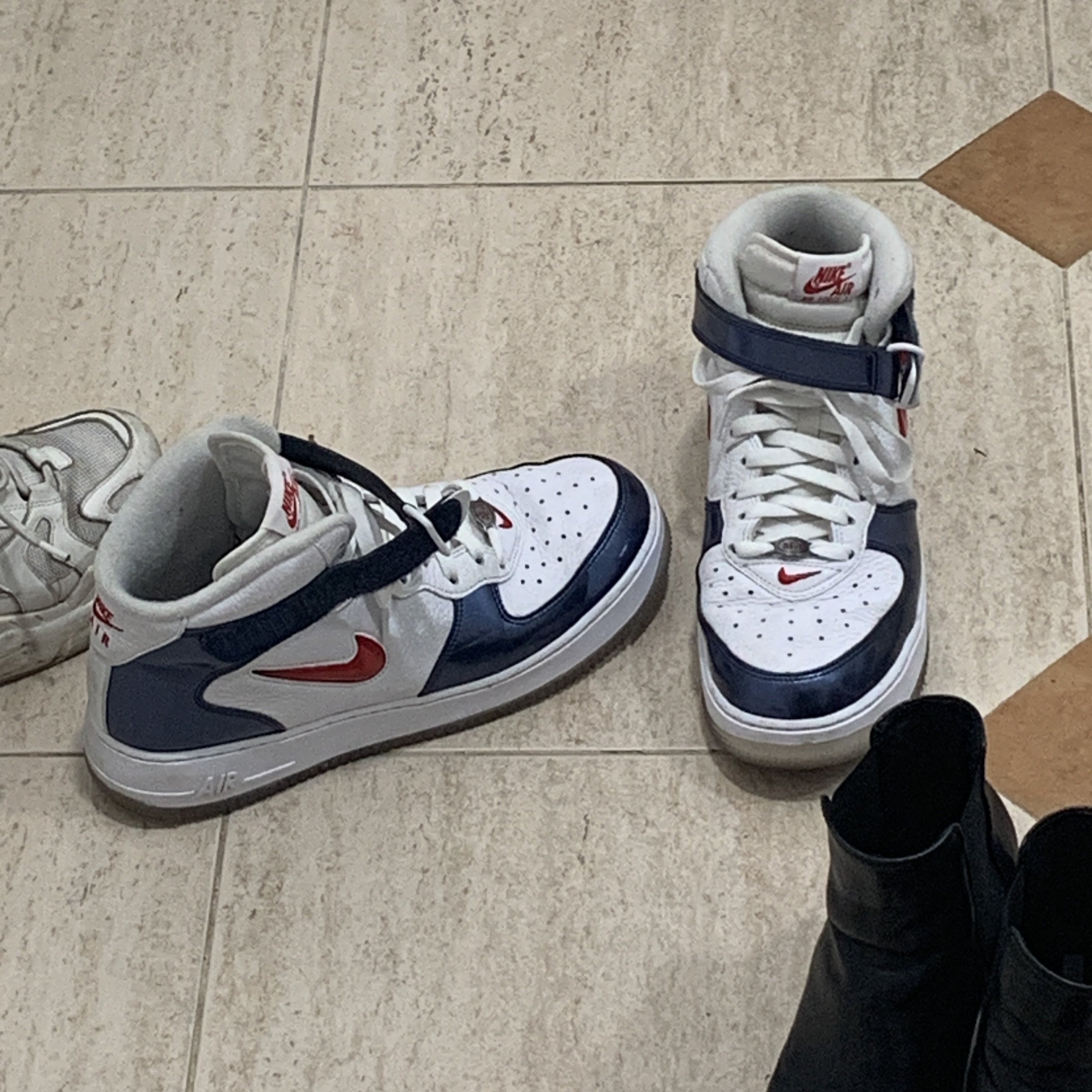 Nike Air Force 1 Mid QS University Red and Midnight Navy 착용 스타일