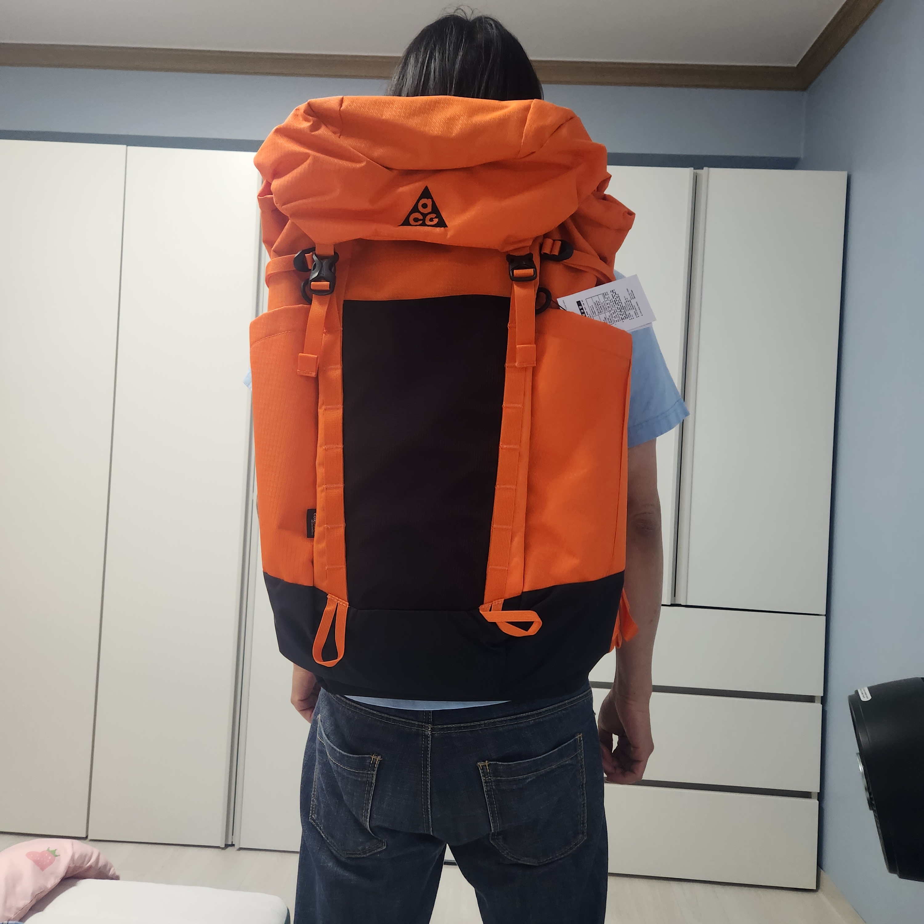 Nike ACG 36 Backpack Safety Orange 착용 스타일