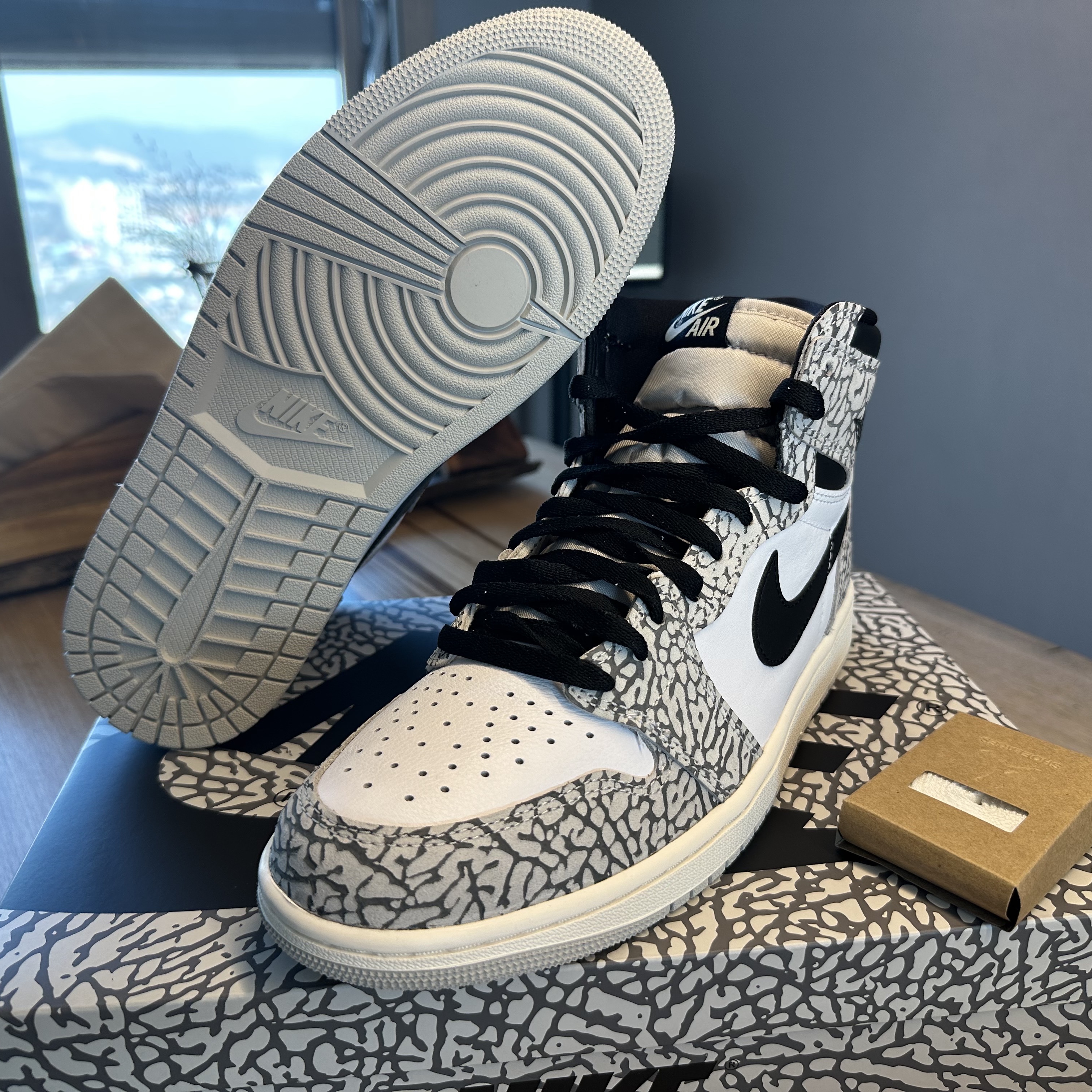 Jordan 1 Retro High OG White Cement 착용 스타일 - 5