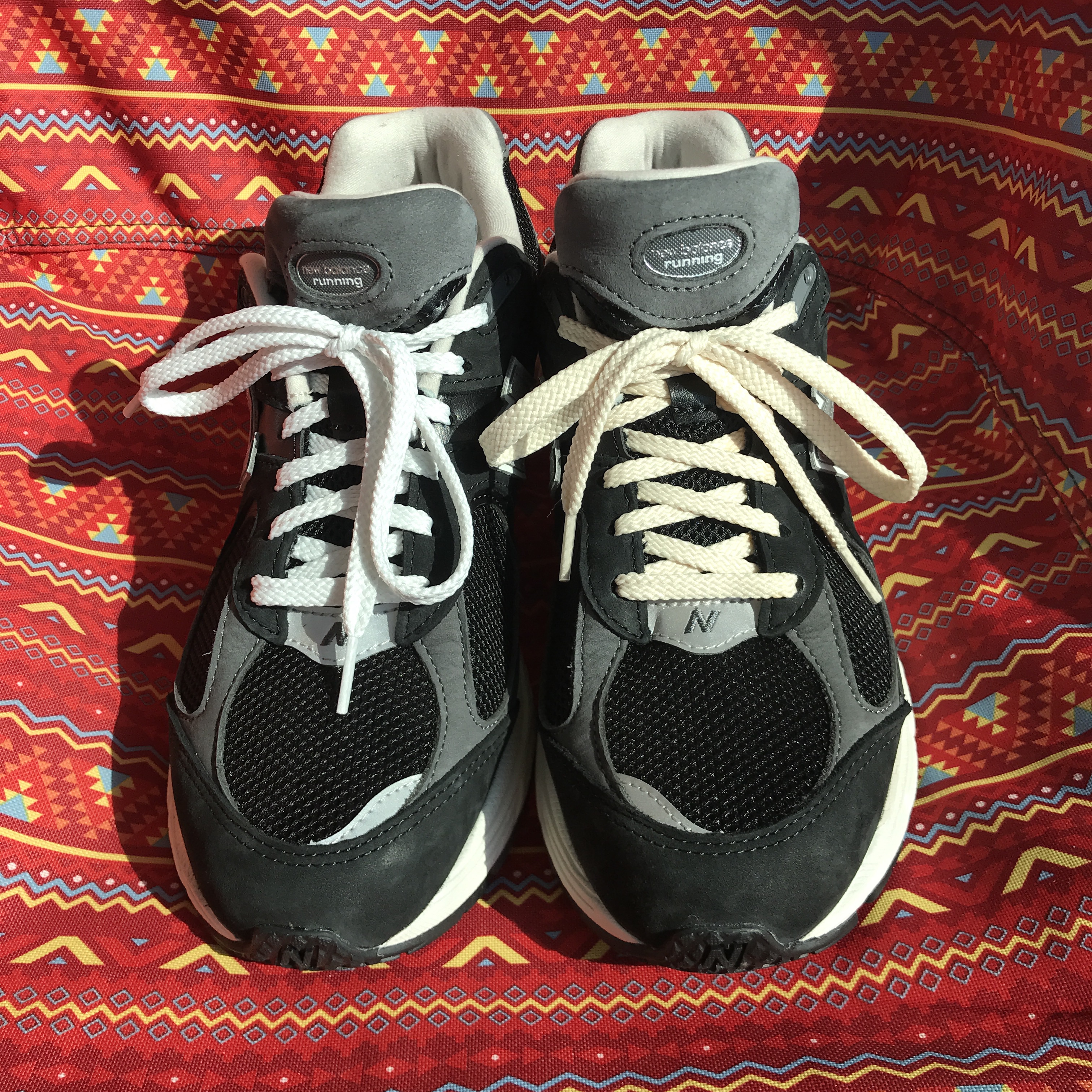 New Balance 2002R Premium Vintage Black 착용 스타일 - 1