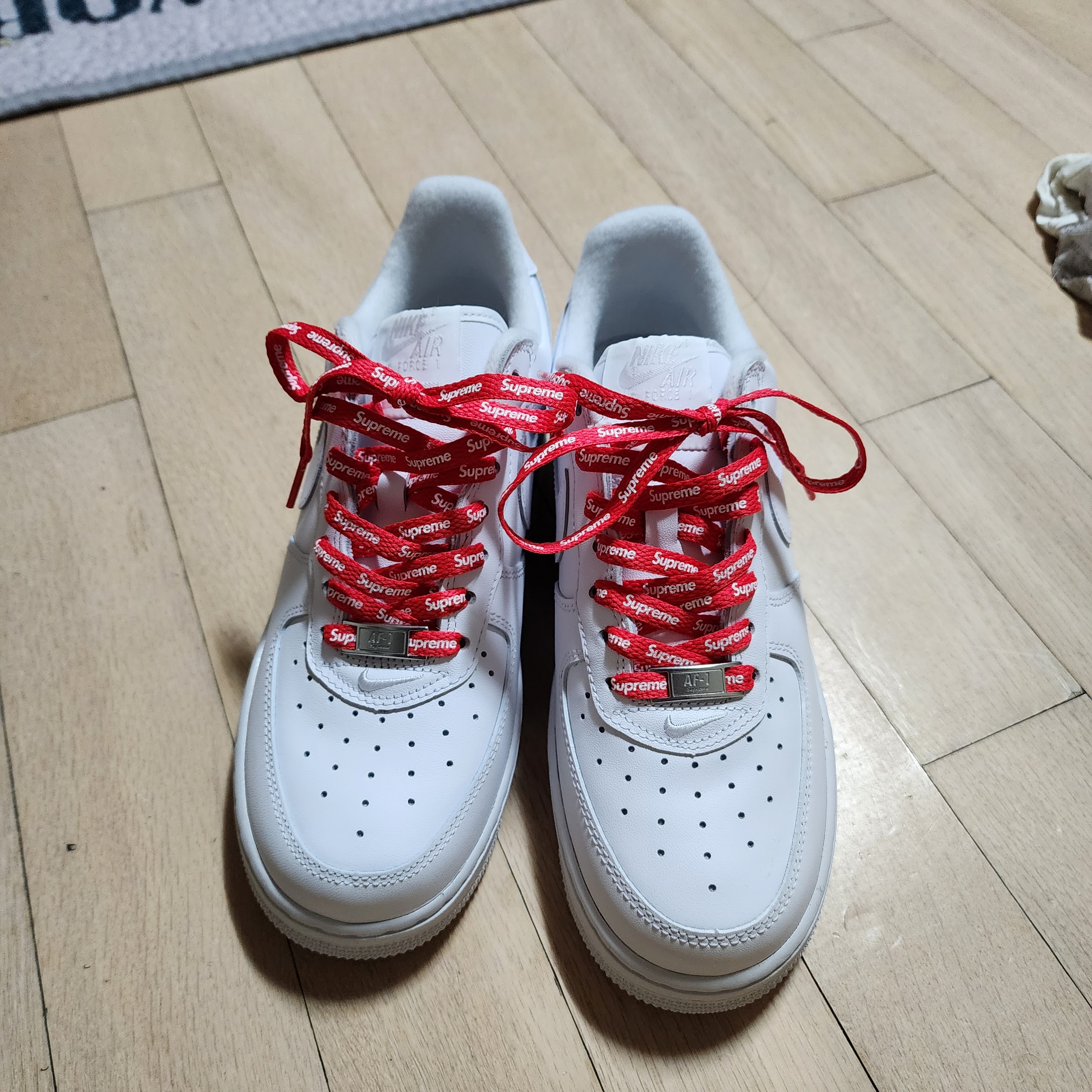 Nike x Supreme Air Force 1 Low White 착용 스타일