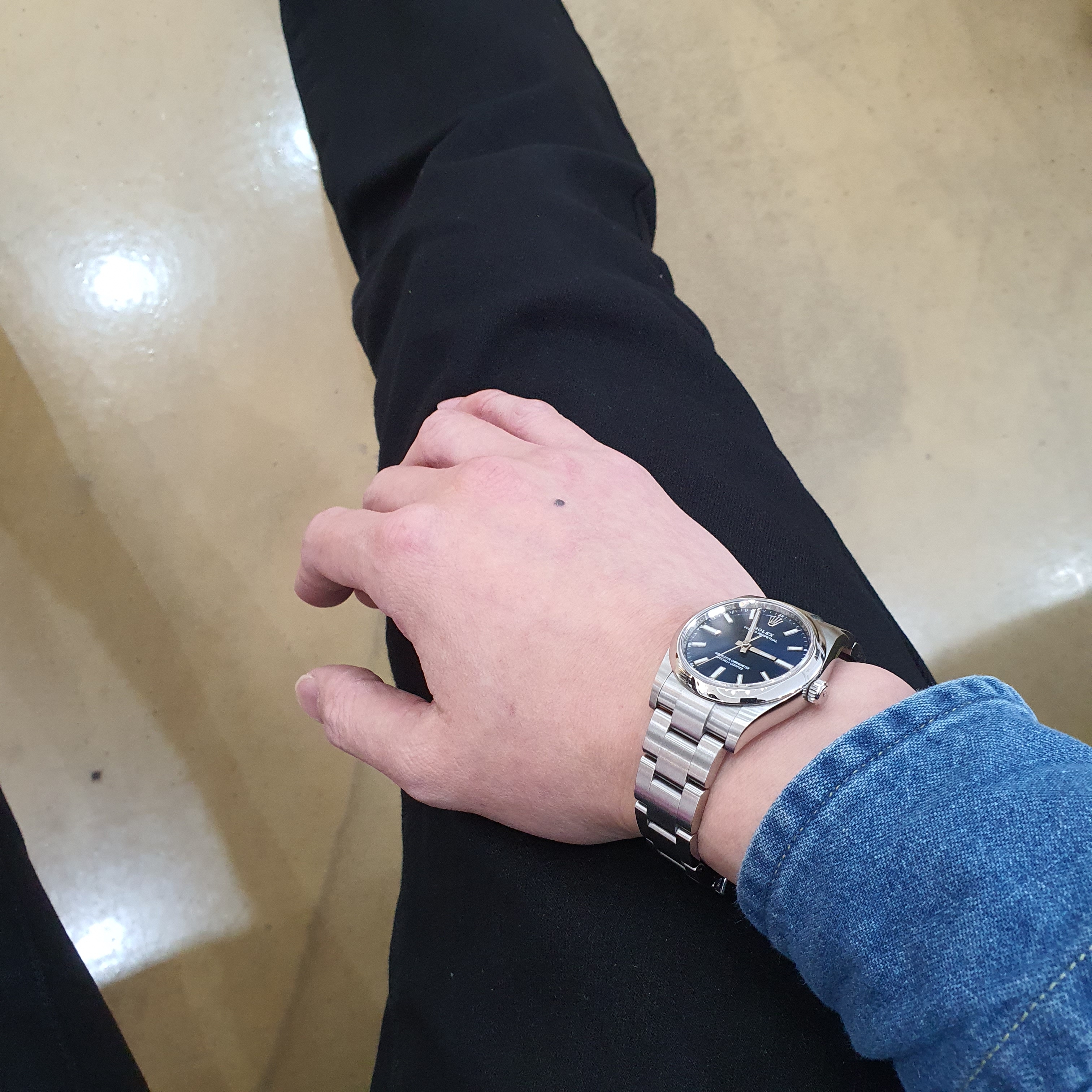 Rolex Oyster Perpetual 34mm 124200 Bright Blue Oyster 착용 스타일 - 2