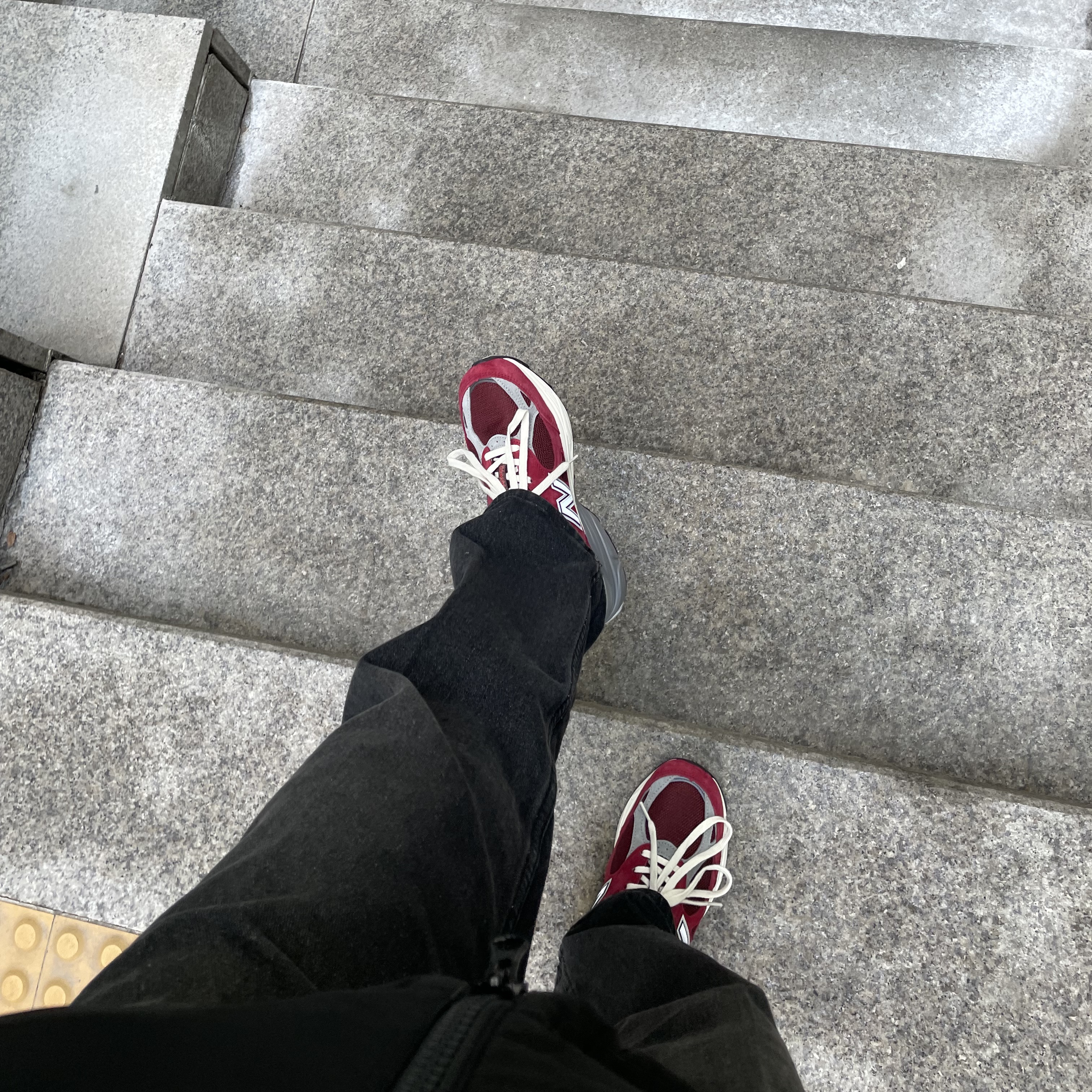 New Balance 990v3 Made in USA Scarlet Marblehead 착용 스타일 - 1