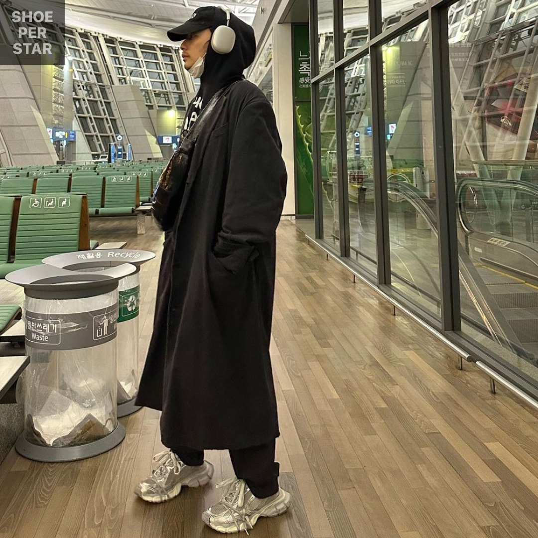 Lemaire Medium Croissant Bag Coated Linen Canvas Black, Balenciaga 3XL Sneakers Light Beige 착용 스타일 - 1
