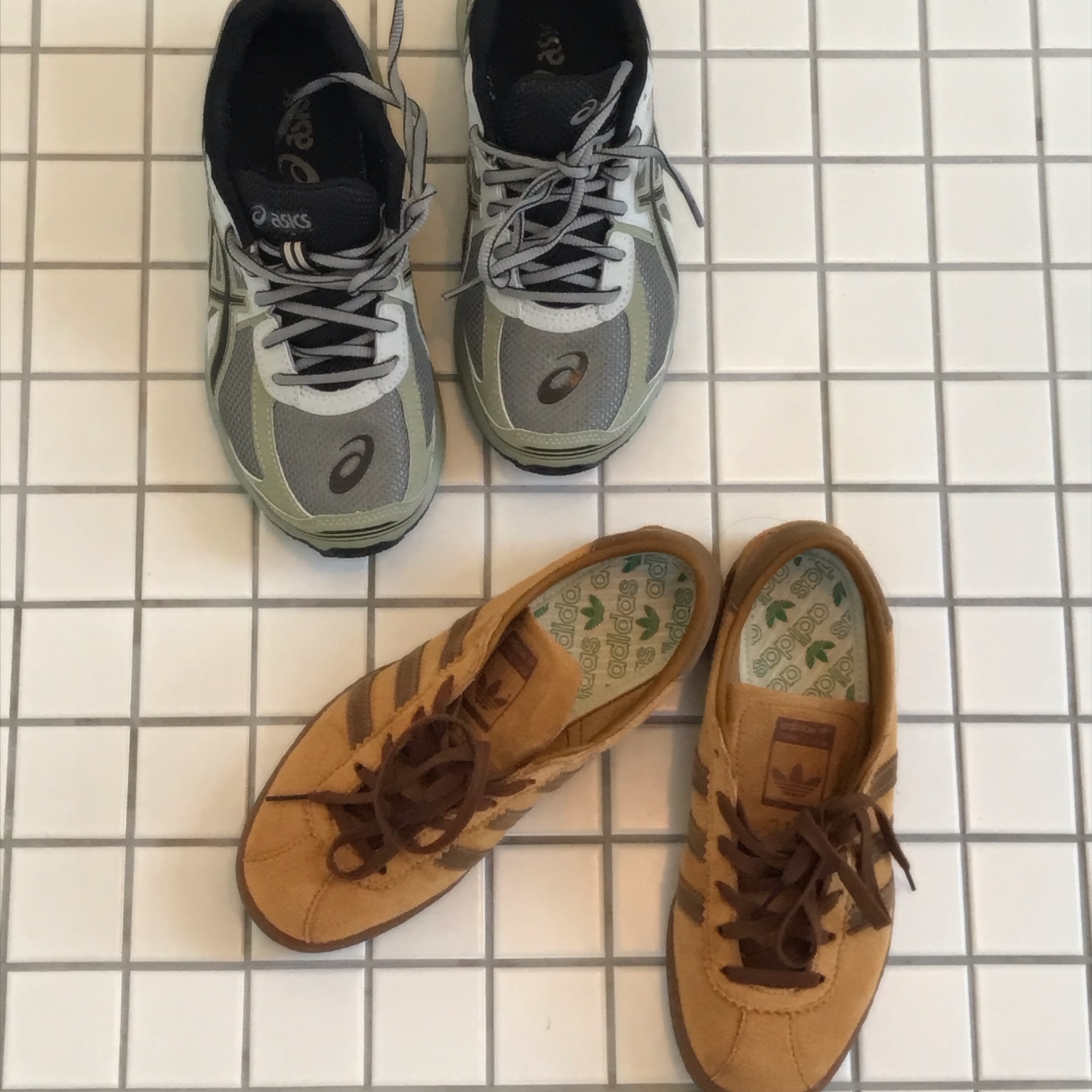 Adidas Tobacco Gruen Mesa Brown Desert, Asics Jog 100 S Sheet Rock - 2E Wide 착용 스타일 - 1