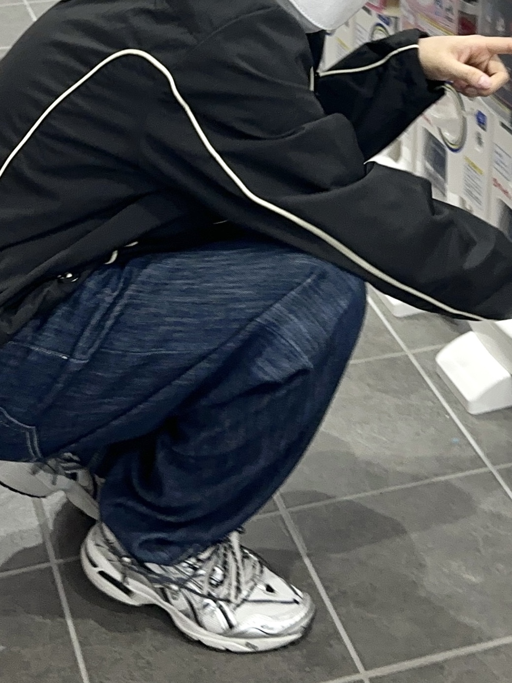 Asics x Andersson Bell Gel-1090 Glacier Grey Silver, Diesel J-Hives Windbreaker with Contrast Piping Black 착용 스타일 - 3