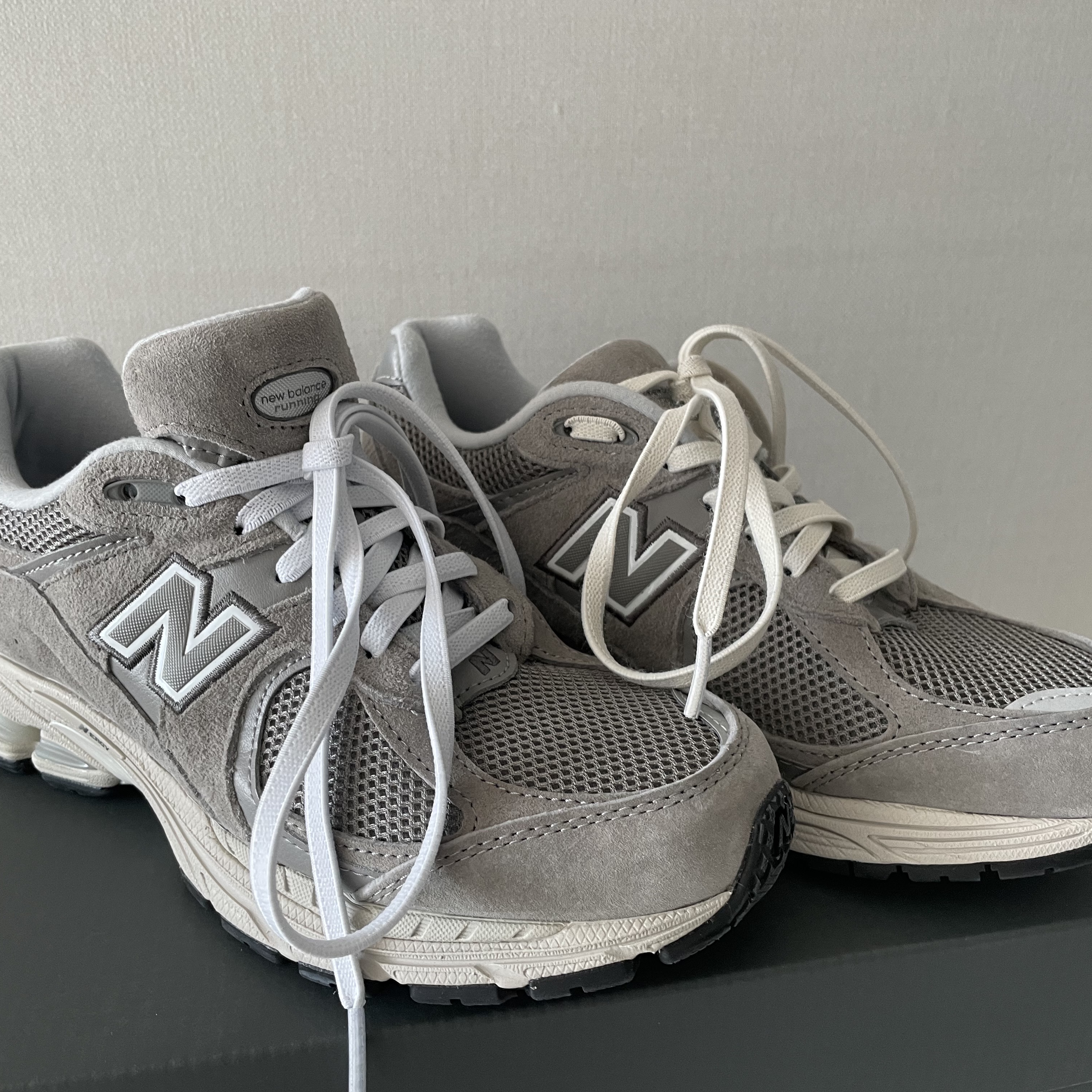 New Balance 2002R Grey 착용 스타일