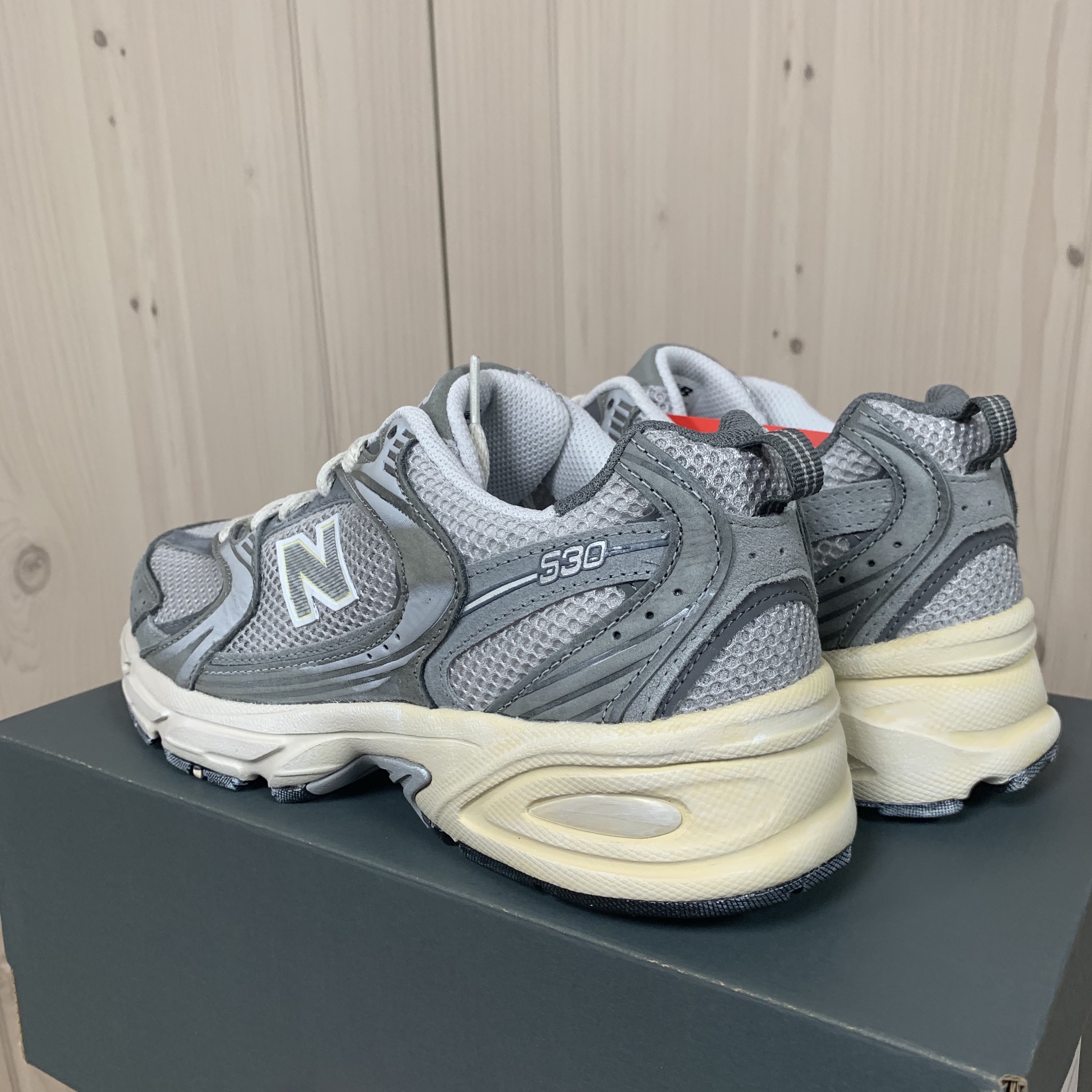 New Balance 530 Premium Vintage Grey Matter 착용 스타일 - 2