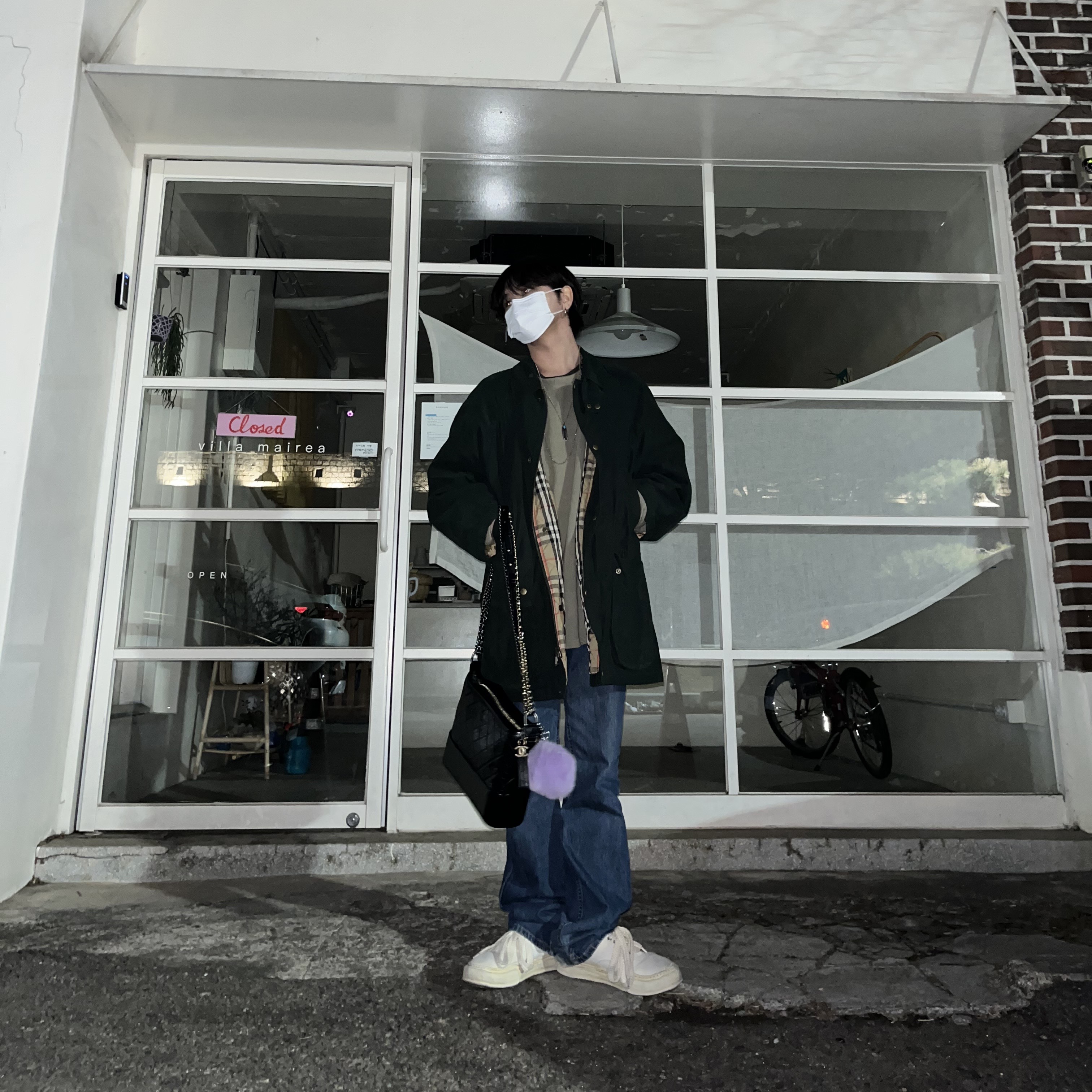 Maison Mihara Yasuhiro Baker OG Sole OD Canvas Low-top Sneakers White, Chanel Gabrielle Large Hobo Bag Aged Calfskin & Gold Black 착용 스타일 - 1