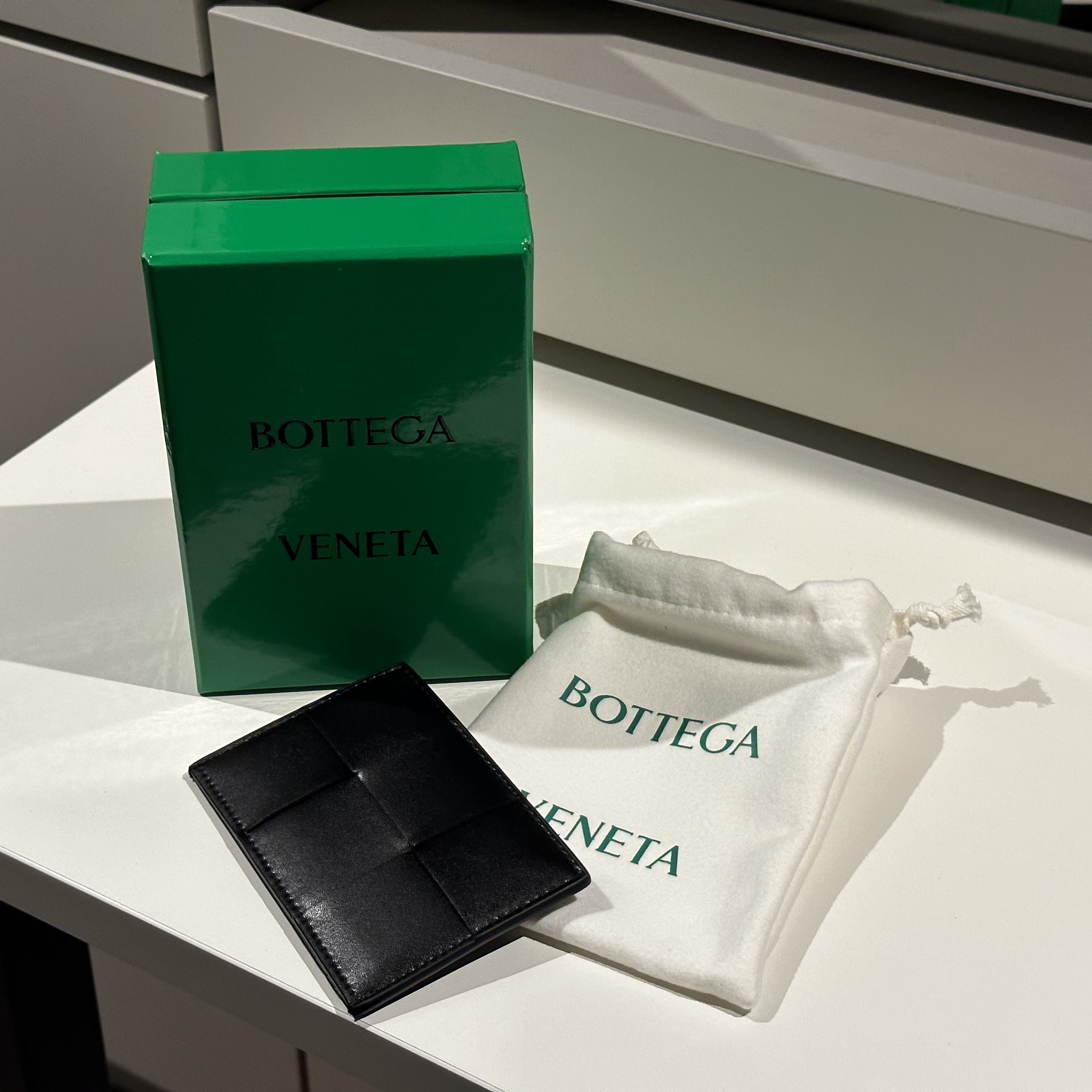 Bottega Veneta Credit Card Case Calfskin Black 착용 스타일