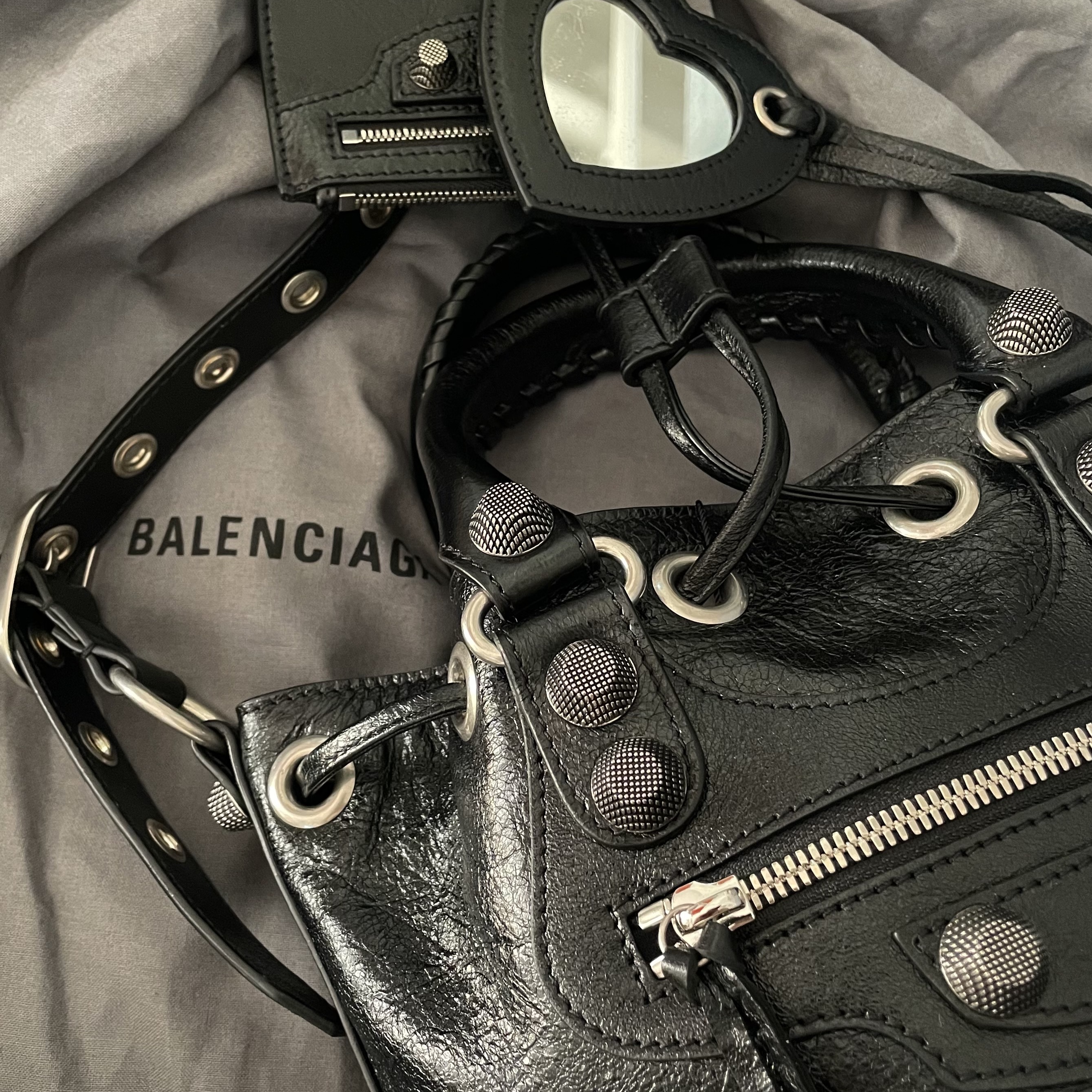 Balenciaga Arena Lambskin Aged Silver Hardware Le Cagole Small Bucket Bag Black 착용 스타일