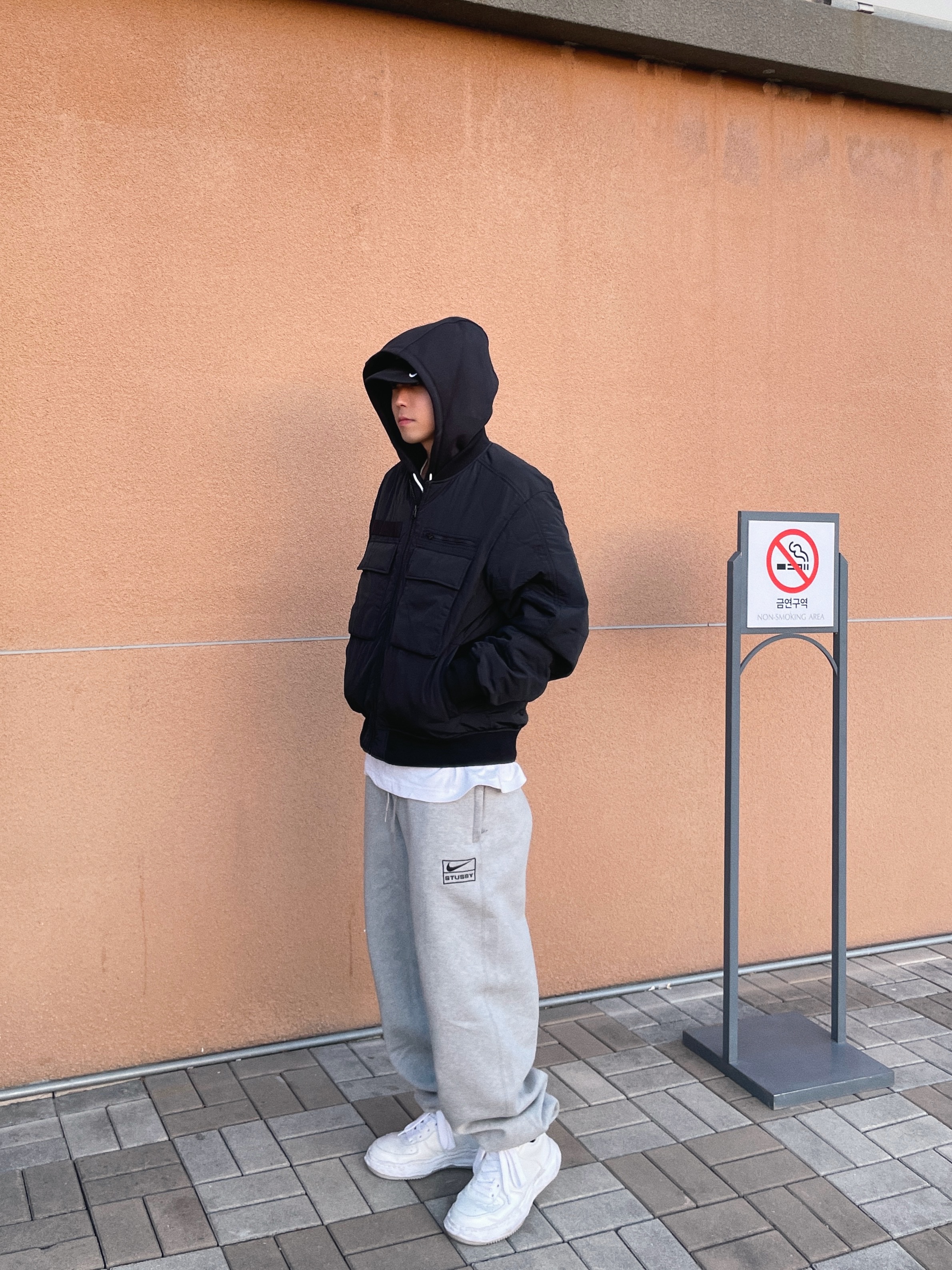 Nike x Stussy NRG Fleece Pants Dark Grey Heather (DO9340-063), Maison Mihara Yasuhiro Wayne OG Sole Leather Low-top Sneakers White 착용 스타일 - 1