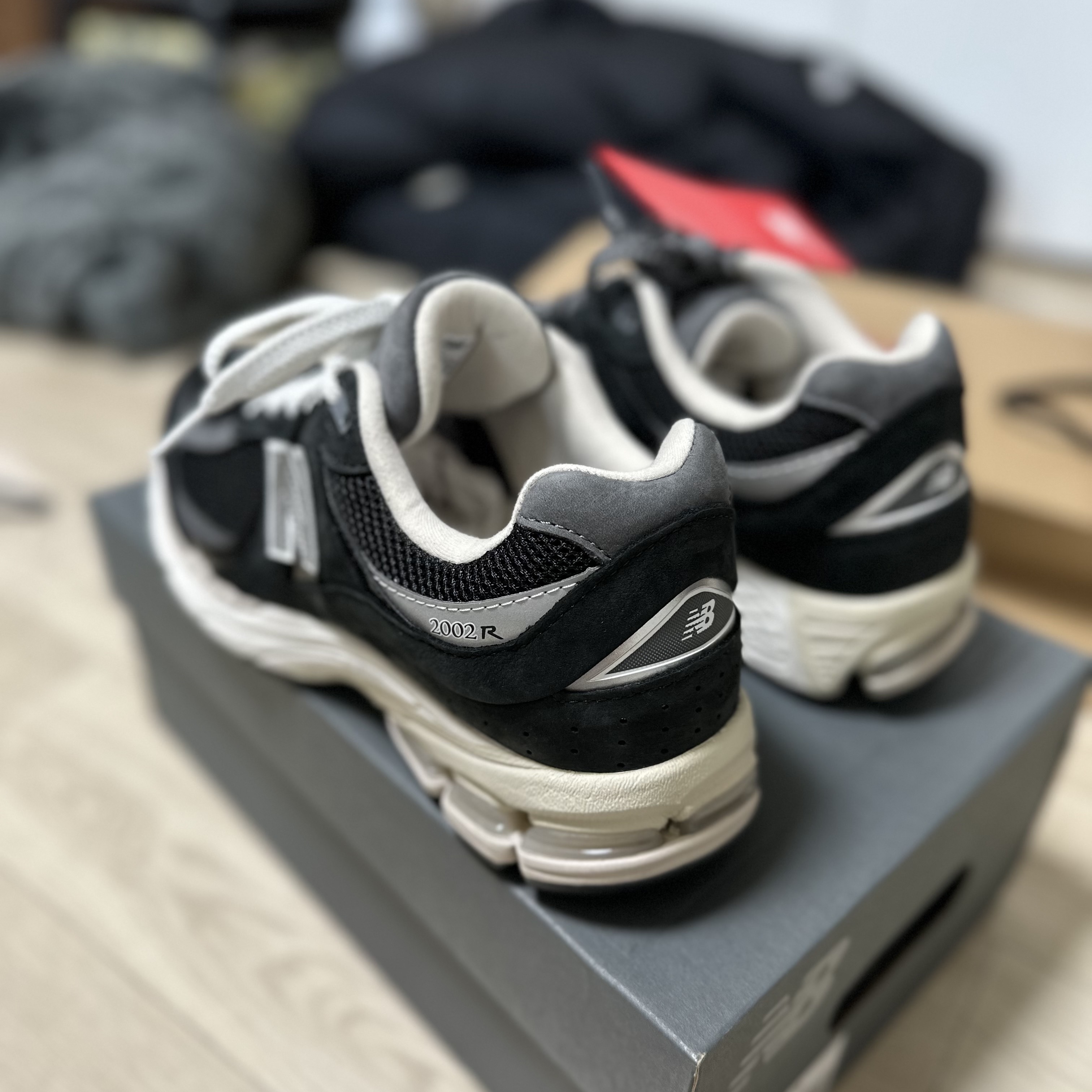 New Balance 2002R Premium Vintage Black 착용 스타일 - 3