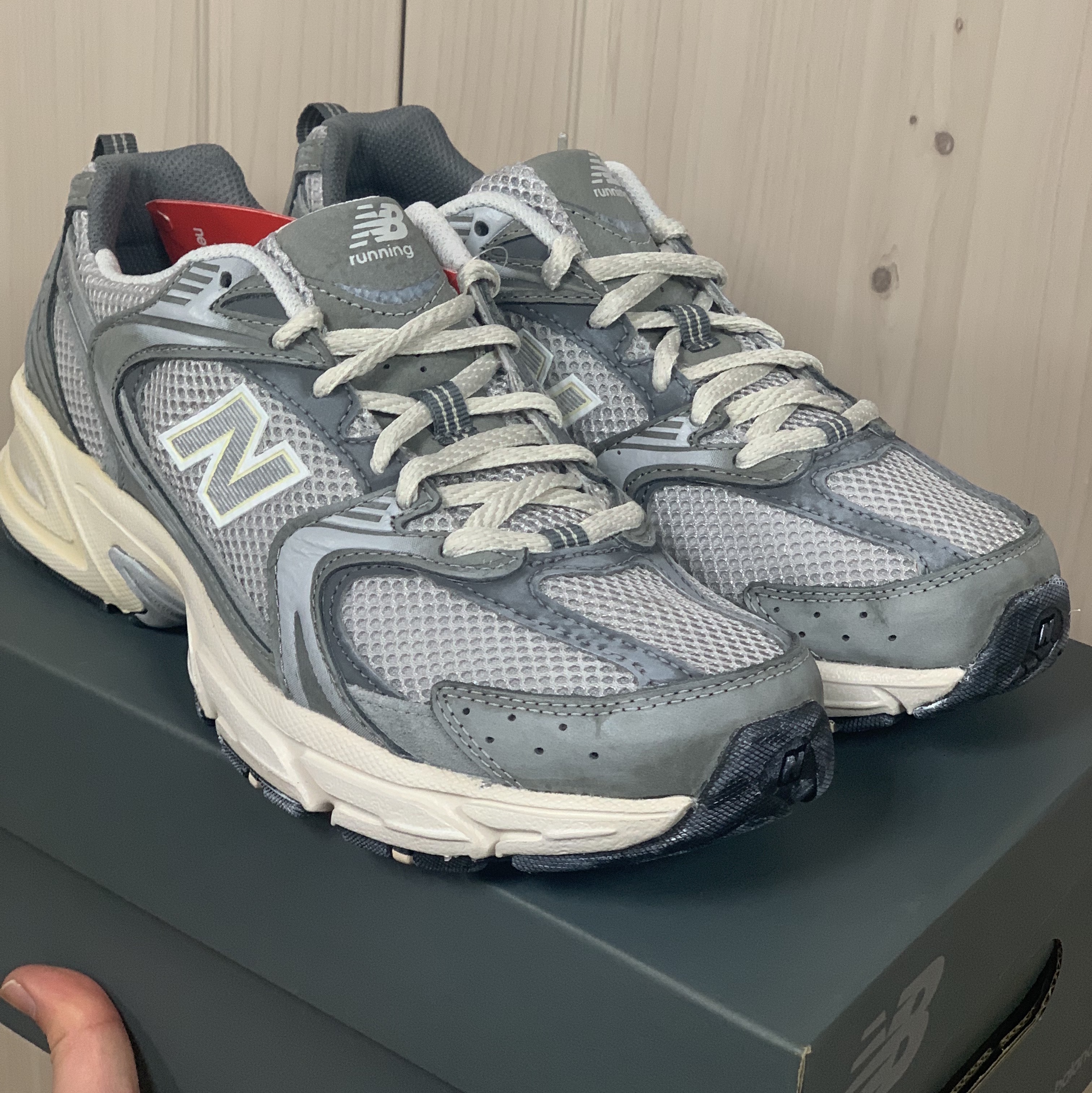 New Balance 530 Premium Vintage Grey Matter 착용 스타일 - 3