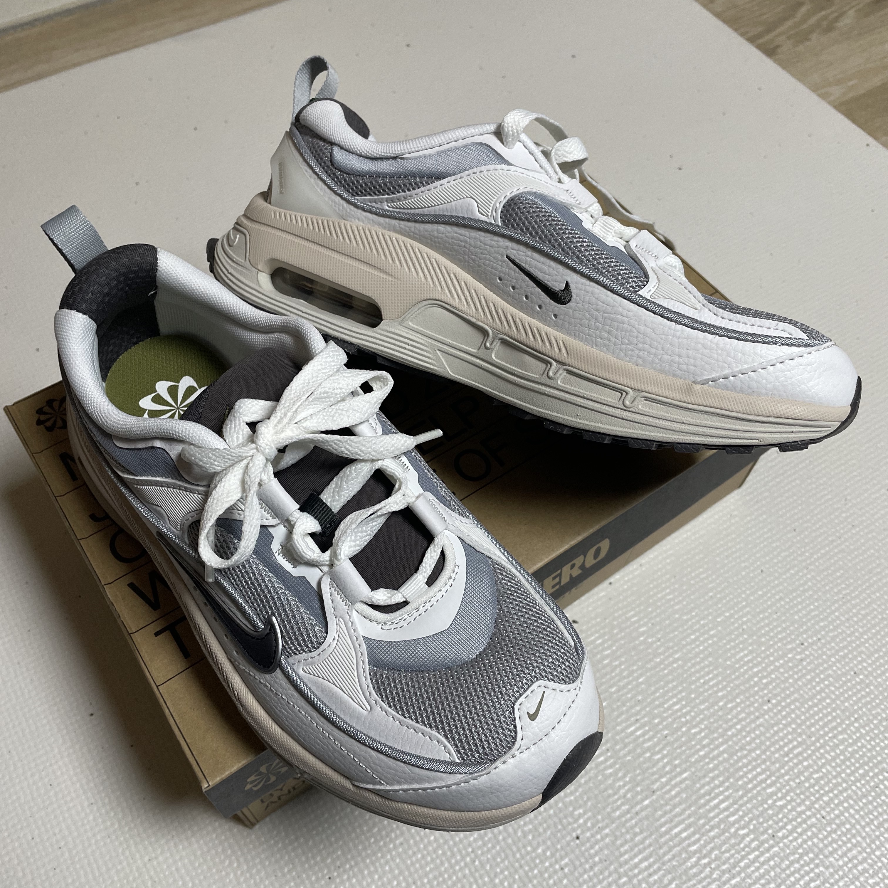 (W) Nike Air Max Bliss Next Nature Wolf Grey 착용 스타일