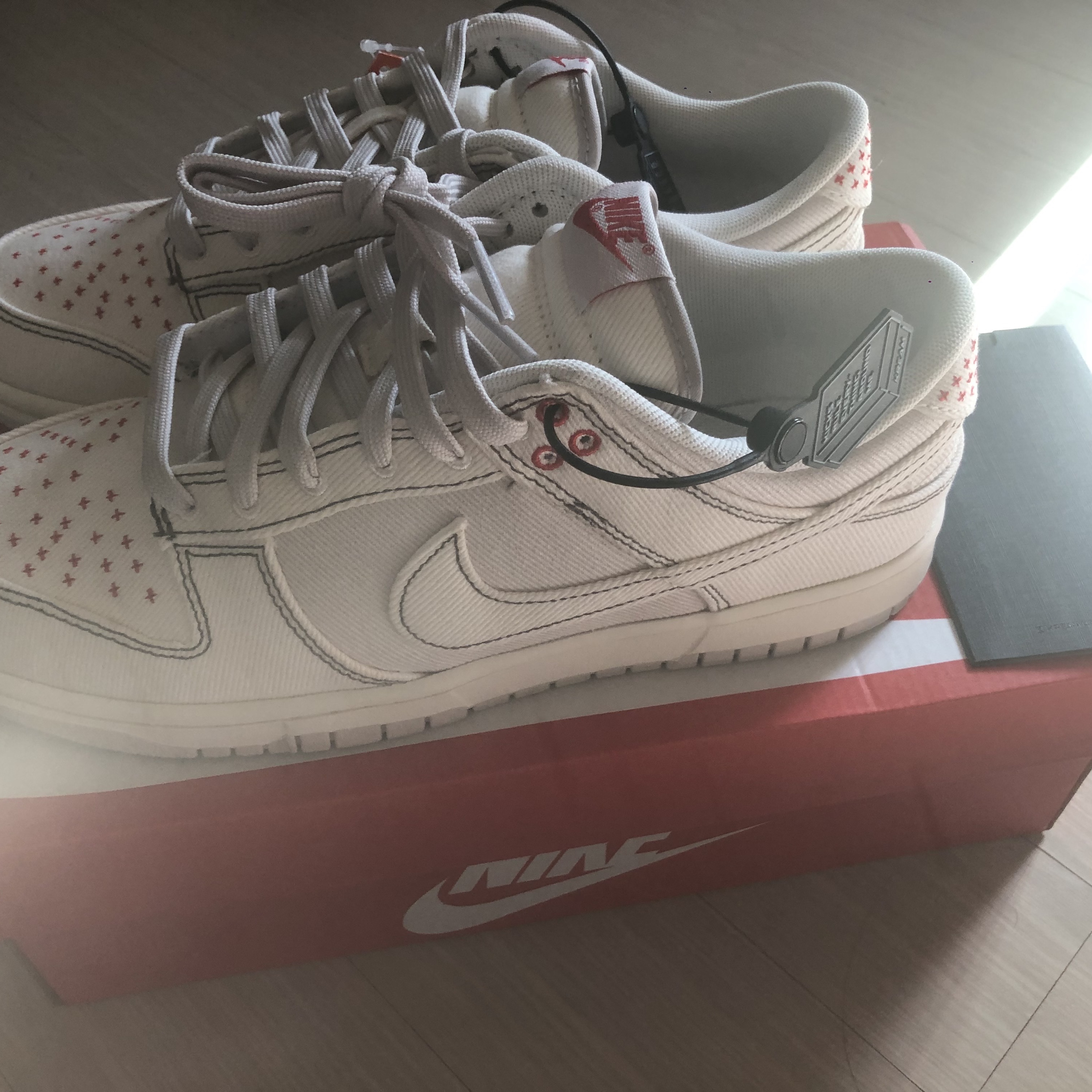 Nike Dunk Low Beige Red 착용 스타일 - 3