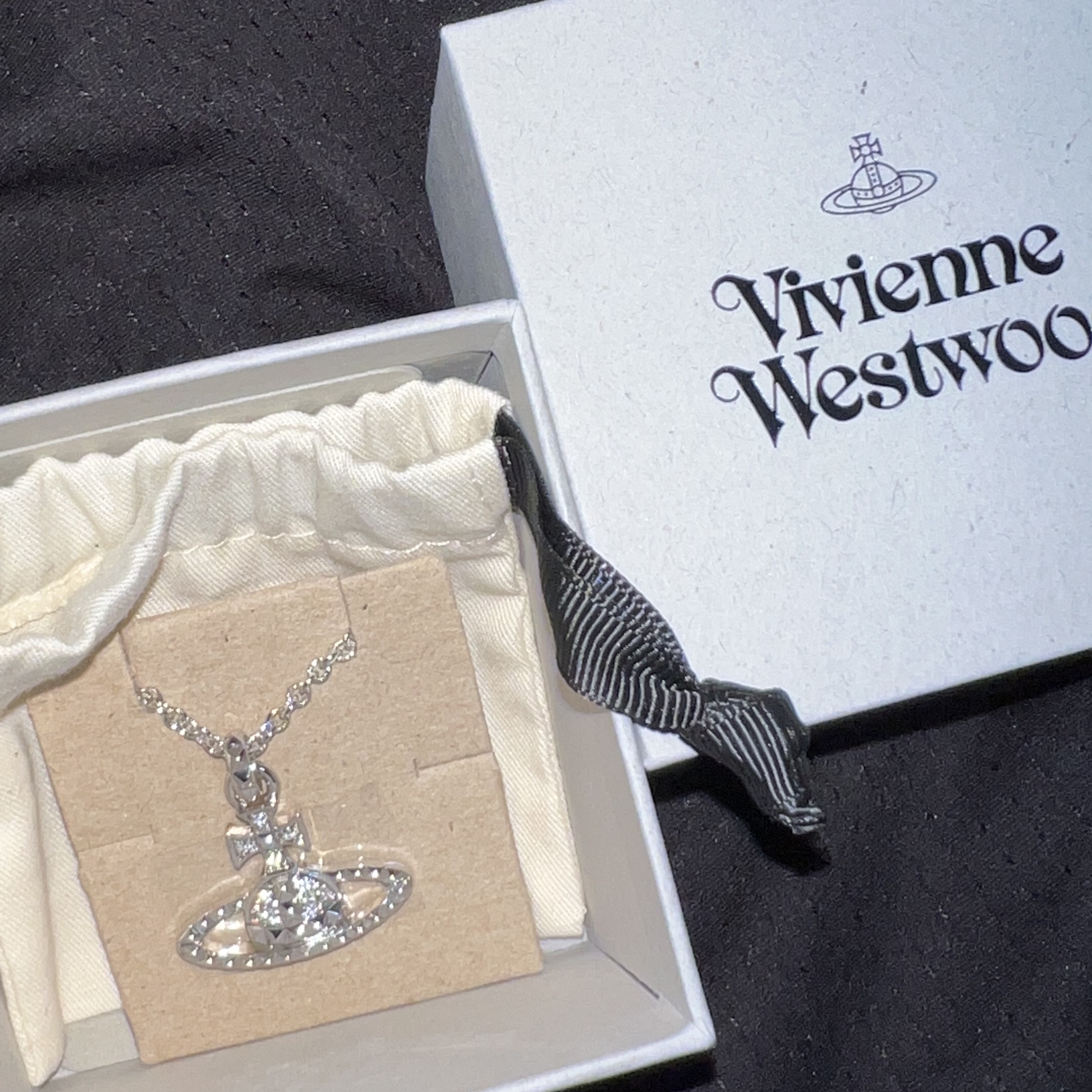 Vivienne Westwood Mayfair Bas Relief Pendant Silver 착용 스타일