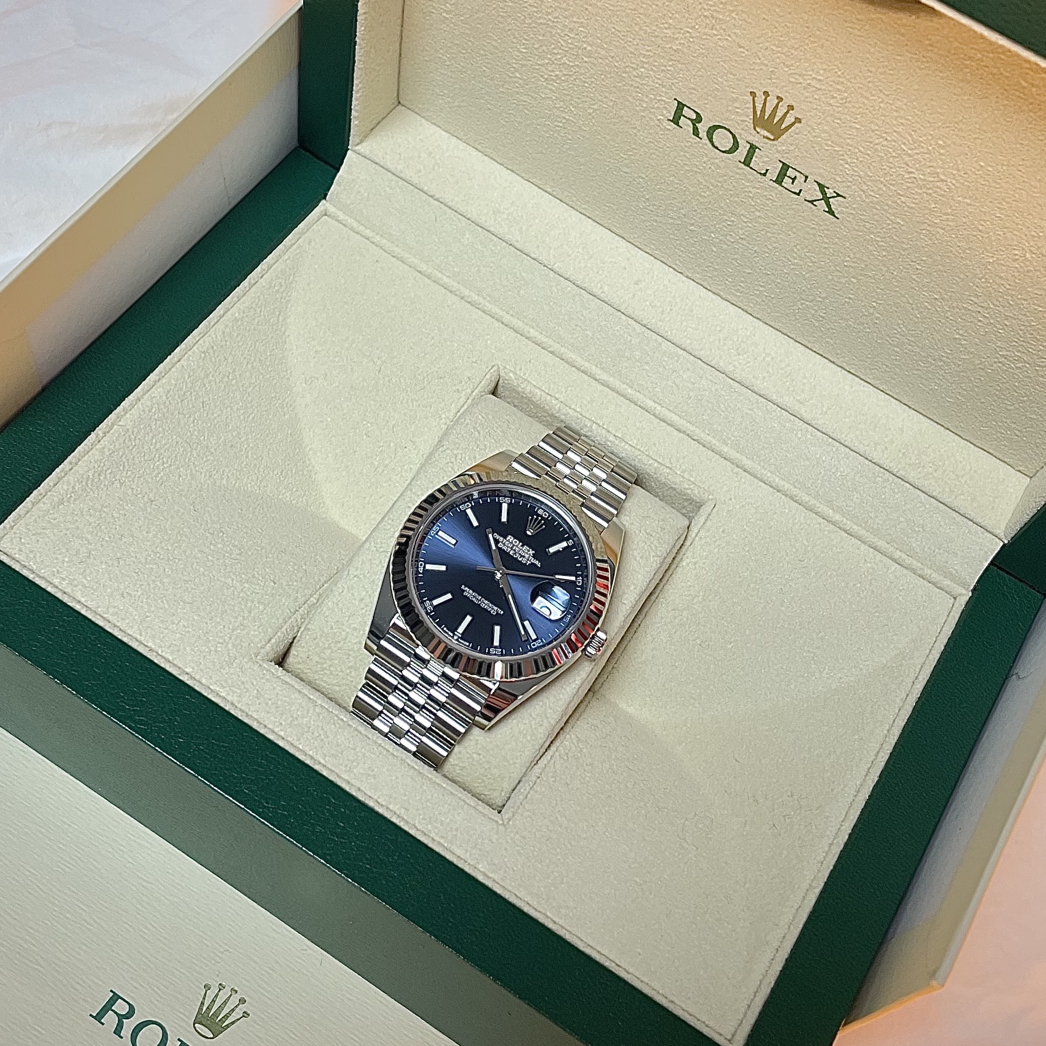 Rolex Datejust 41mm 126334 Bright Blue Jubilee 착용 스타일