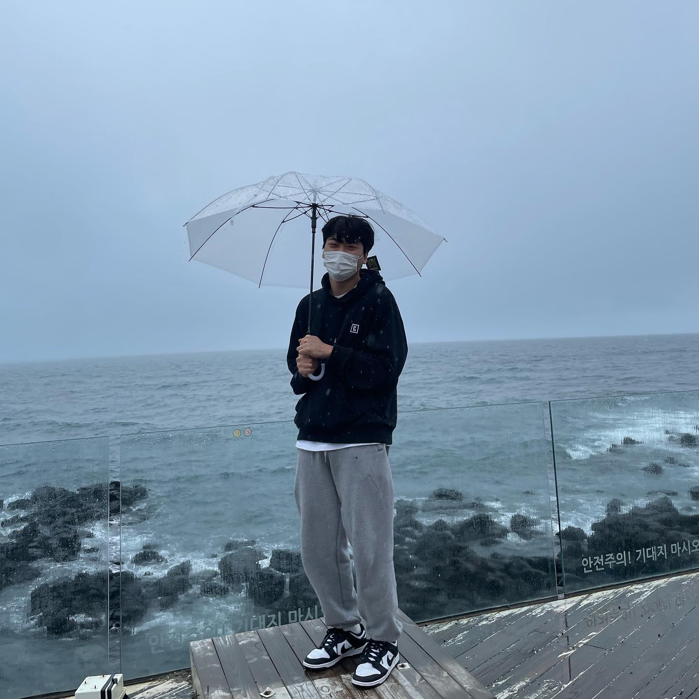 Wooyoungmi Cotton Back Logo Hooded Sweatshirt Black - 23SS 착용 스타일