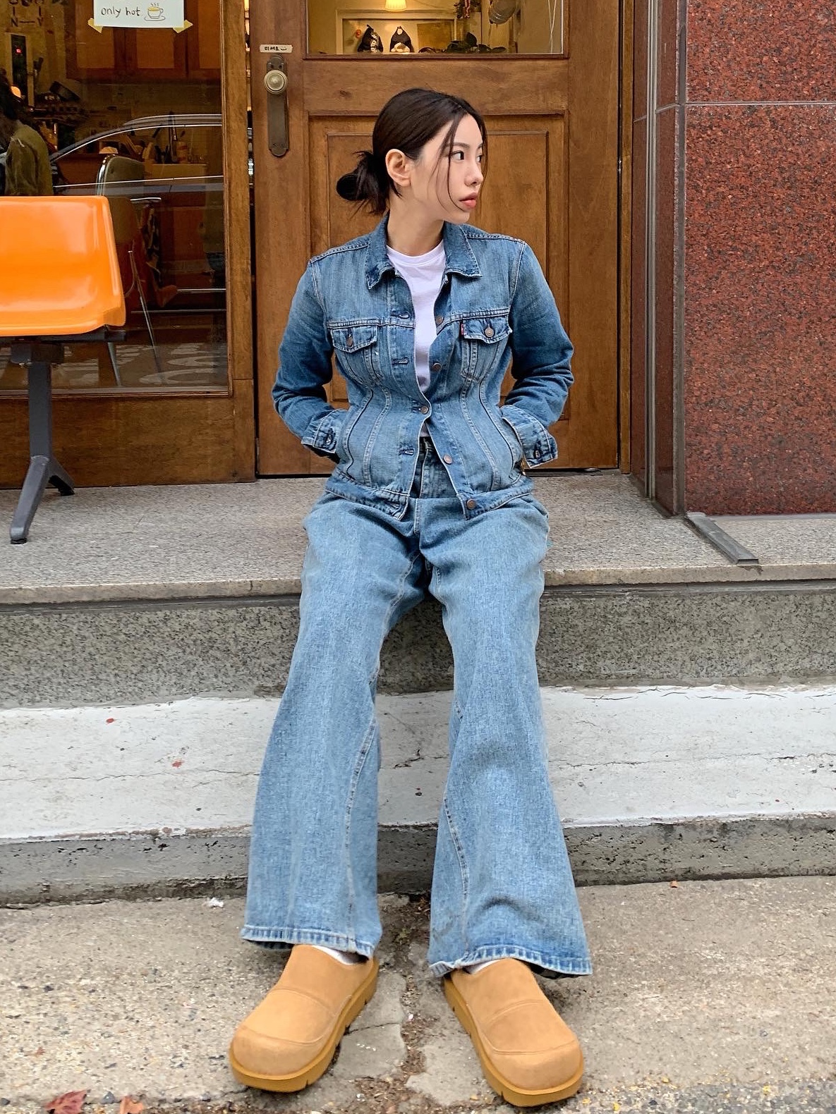 Levi's Women Original Trucker Jacket Medium Indigo 착용 스타일 - 1