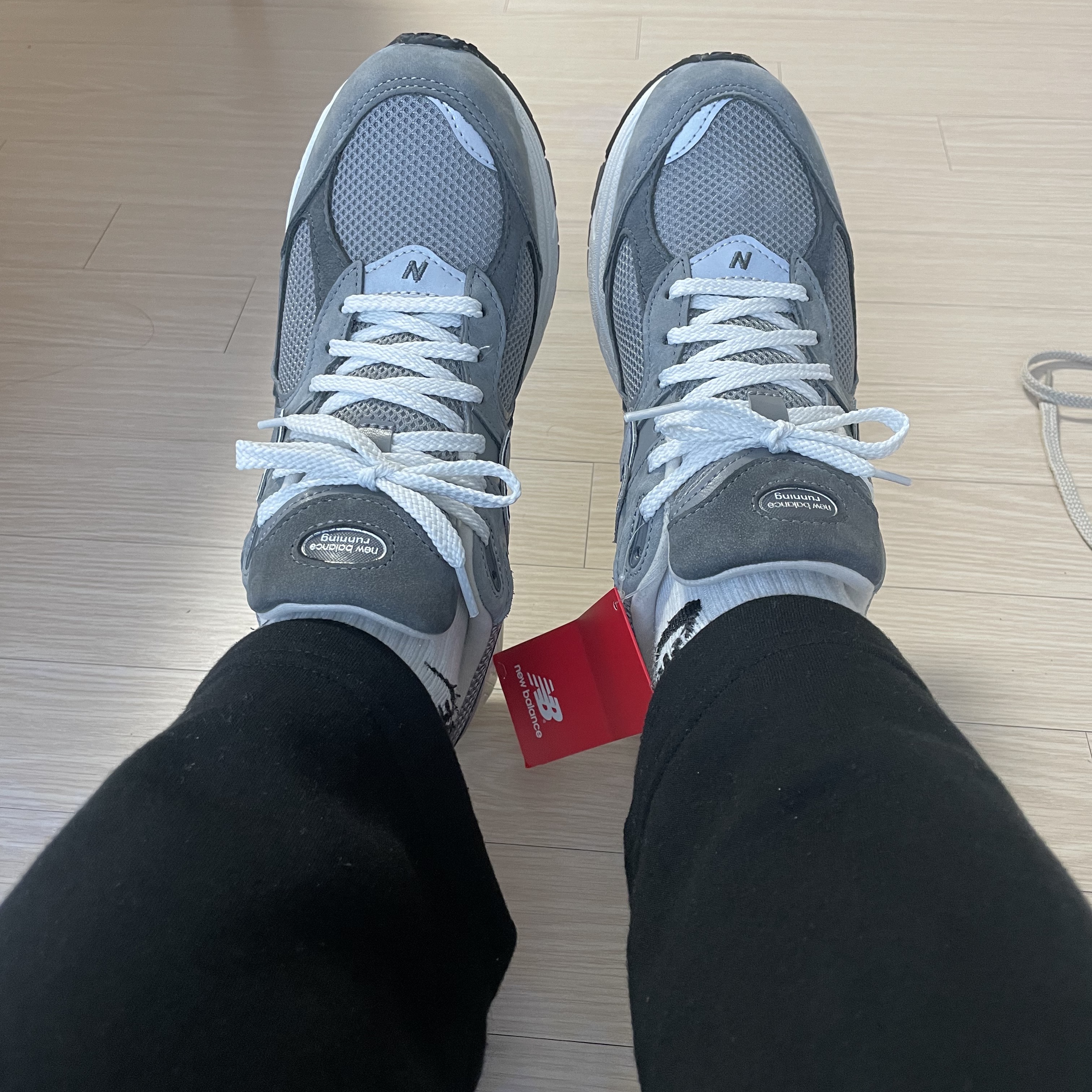 New Balance 2002R Premium Vintage Grey 착용 스타일 - 2