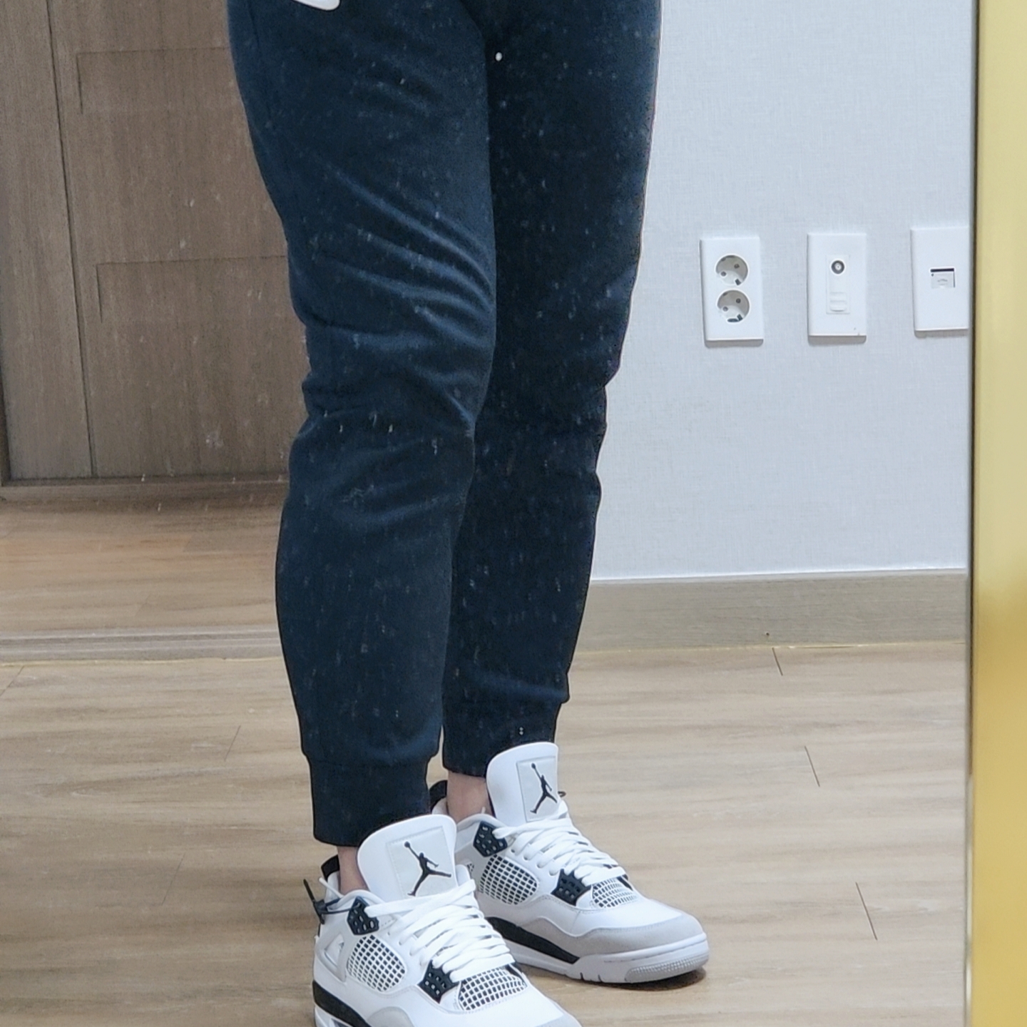 Jordan 4 Retro White and Black 착용 스타일