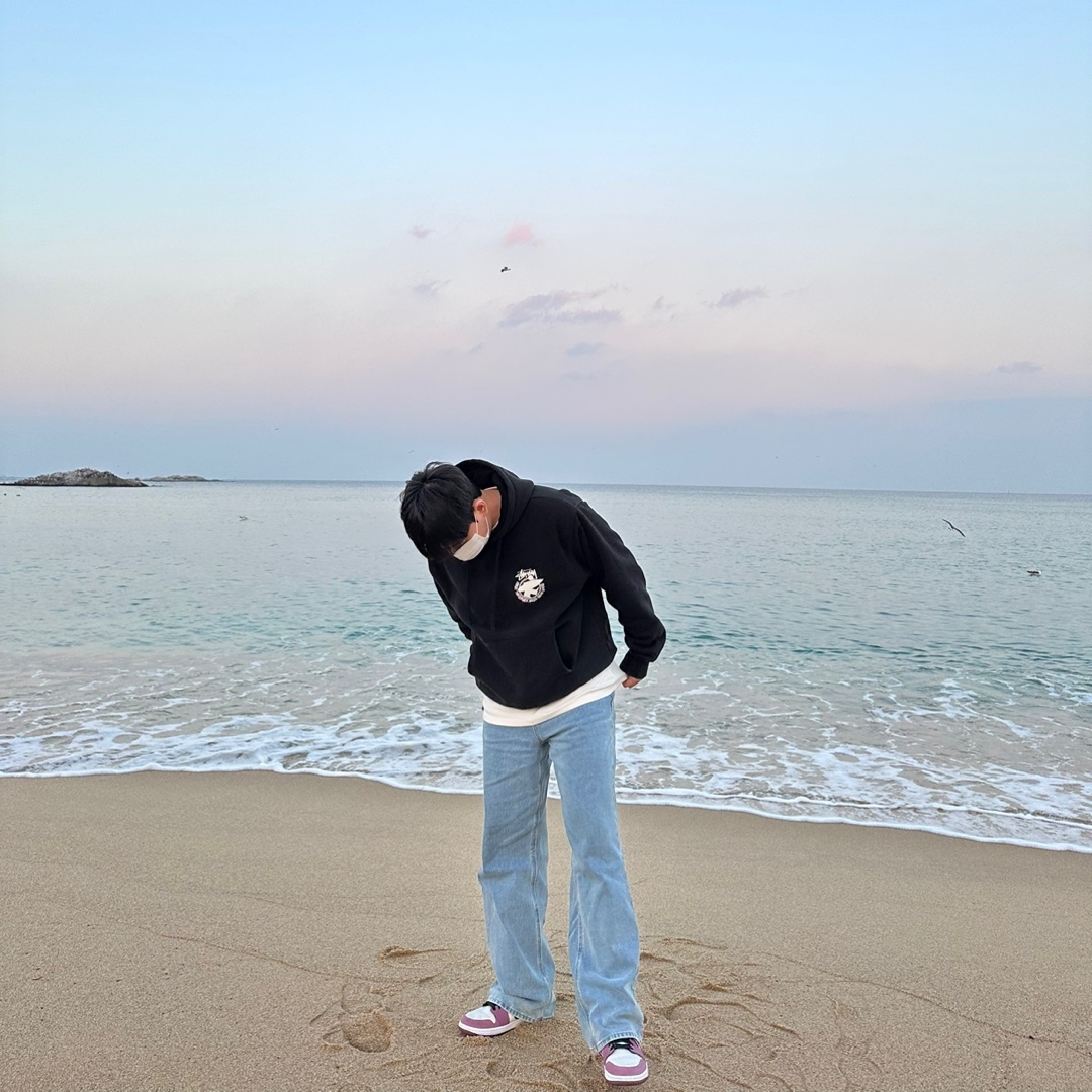 Stussy Beach Roots Hoodie Black, (W) Jordan 1 Mid SE Light Mulberry 착용 스타일 - 3