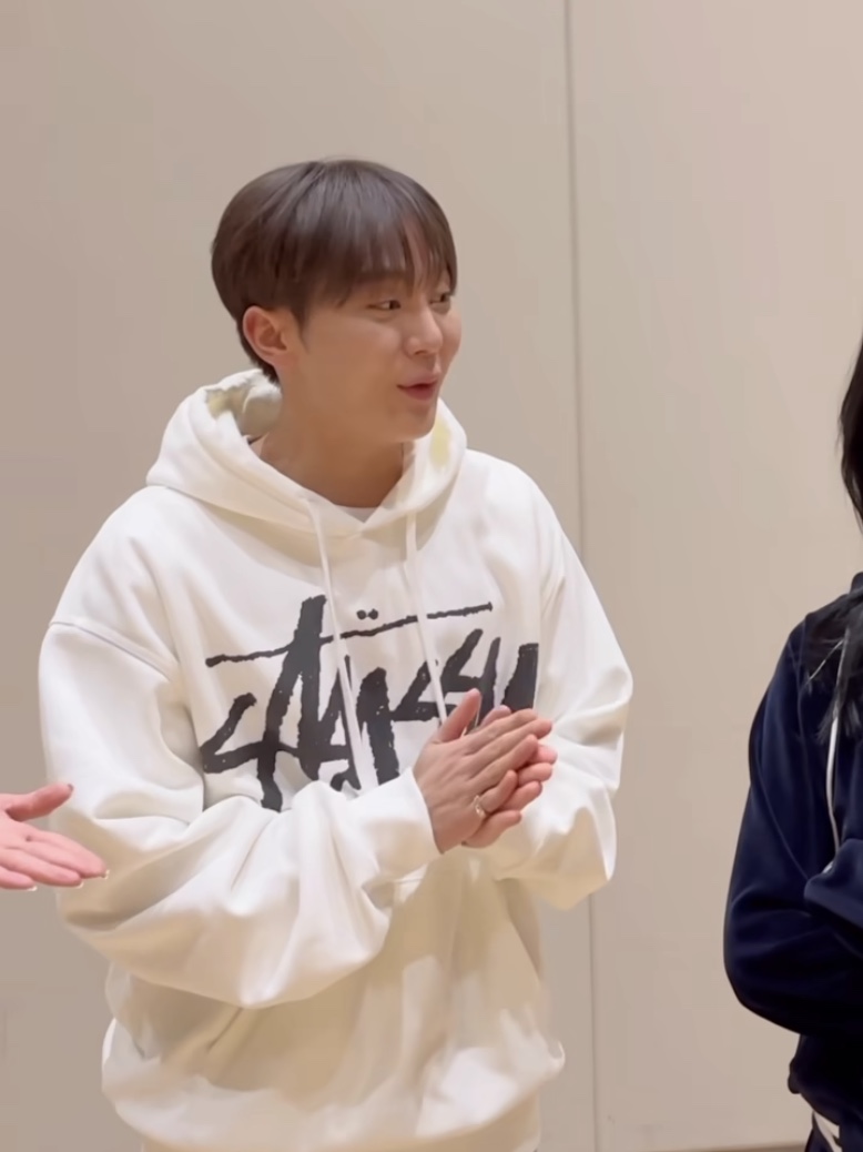 Stussy Big Stock Hoodie White 착용 스타일 - 1