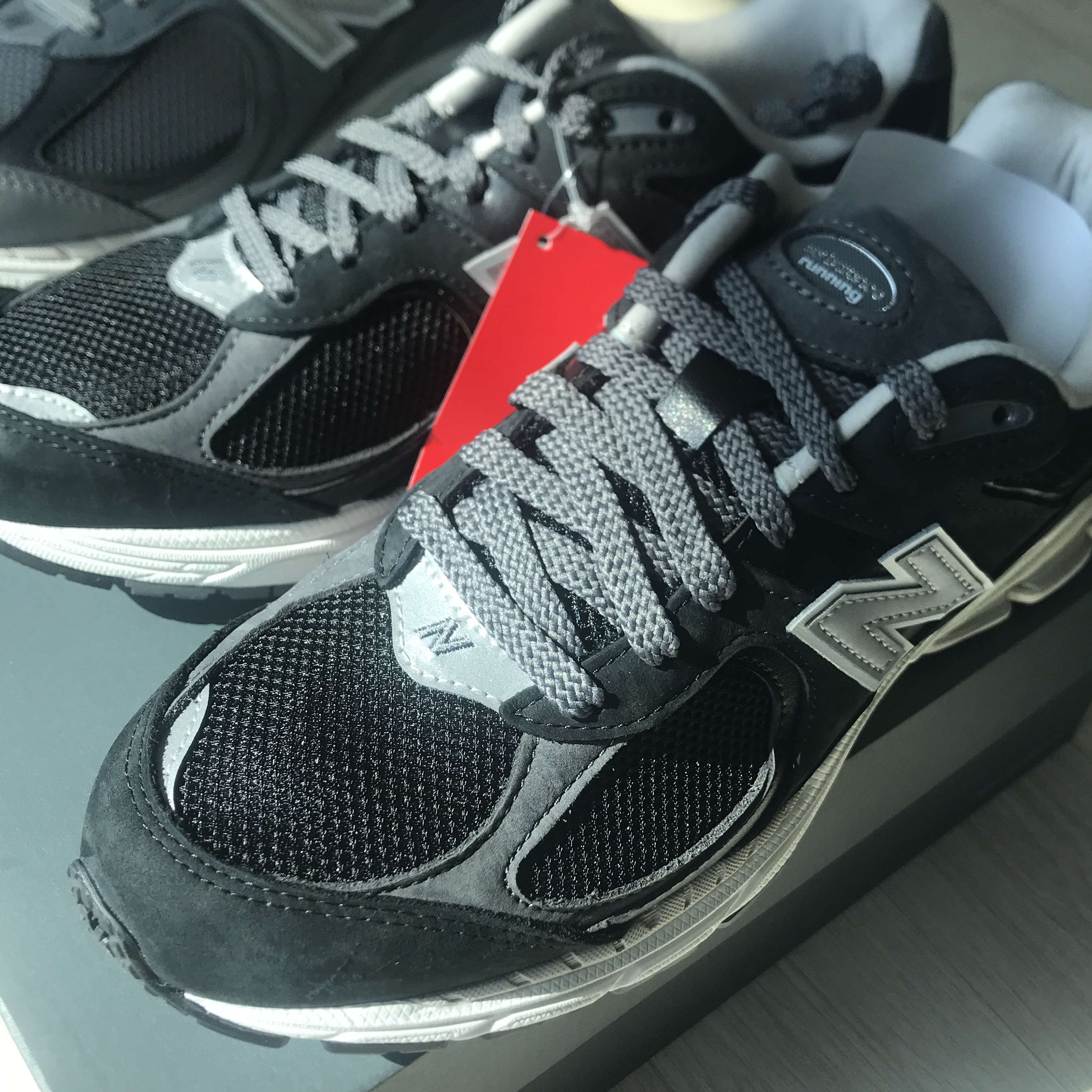 New Balance 2002R Premium Vintage Black, New Balance 2002R Premium Vintage Grey 착용 스타일 - 2