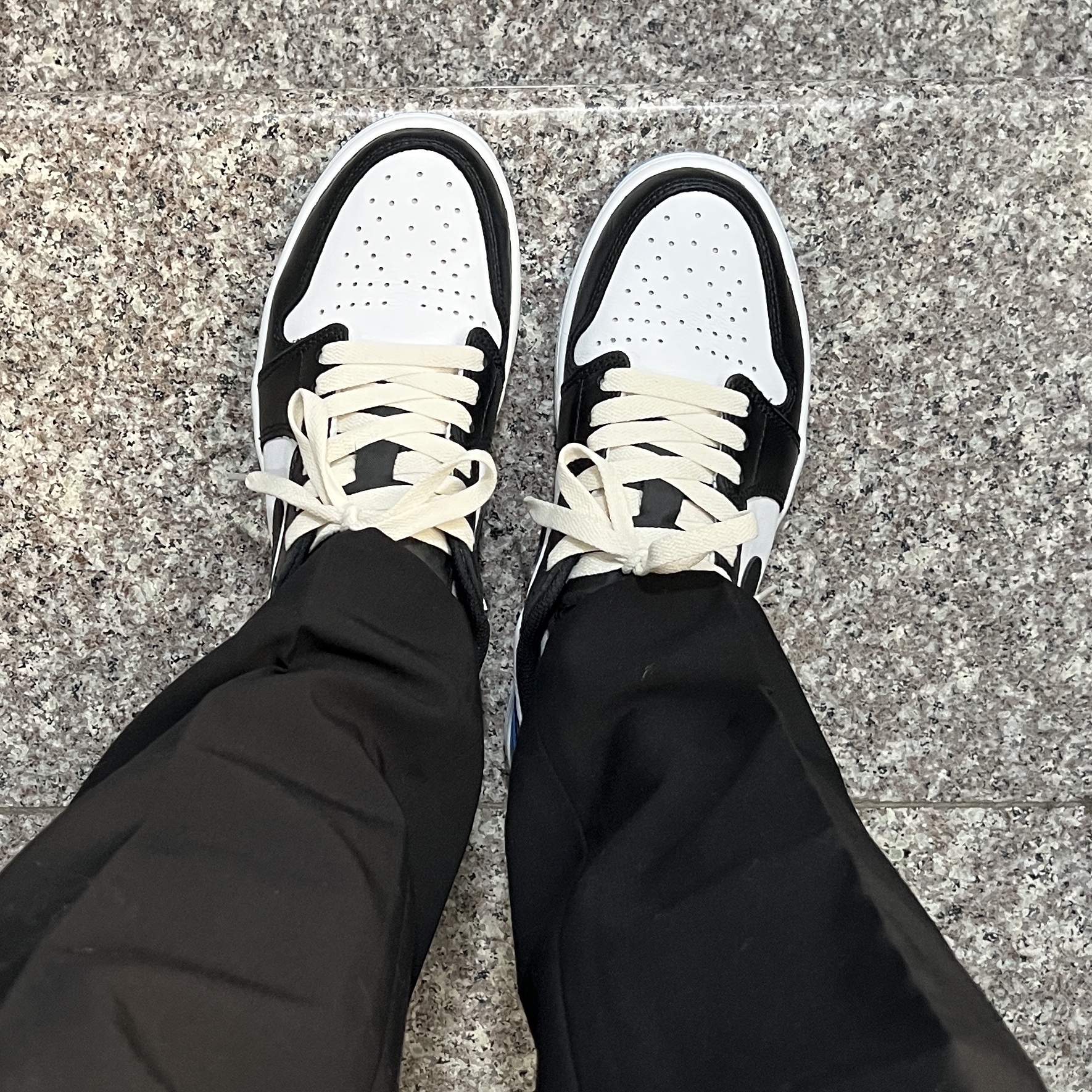 Jordan 1 Retro Low OG Black and Dark Powder Blue 착용 스타일