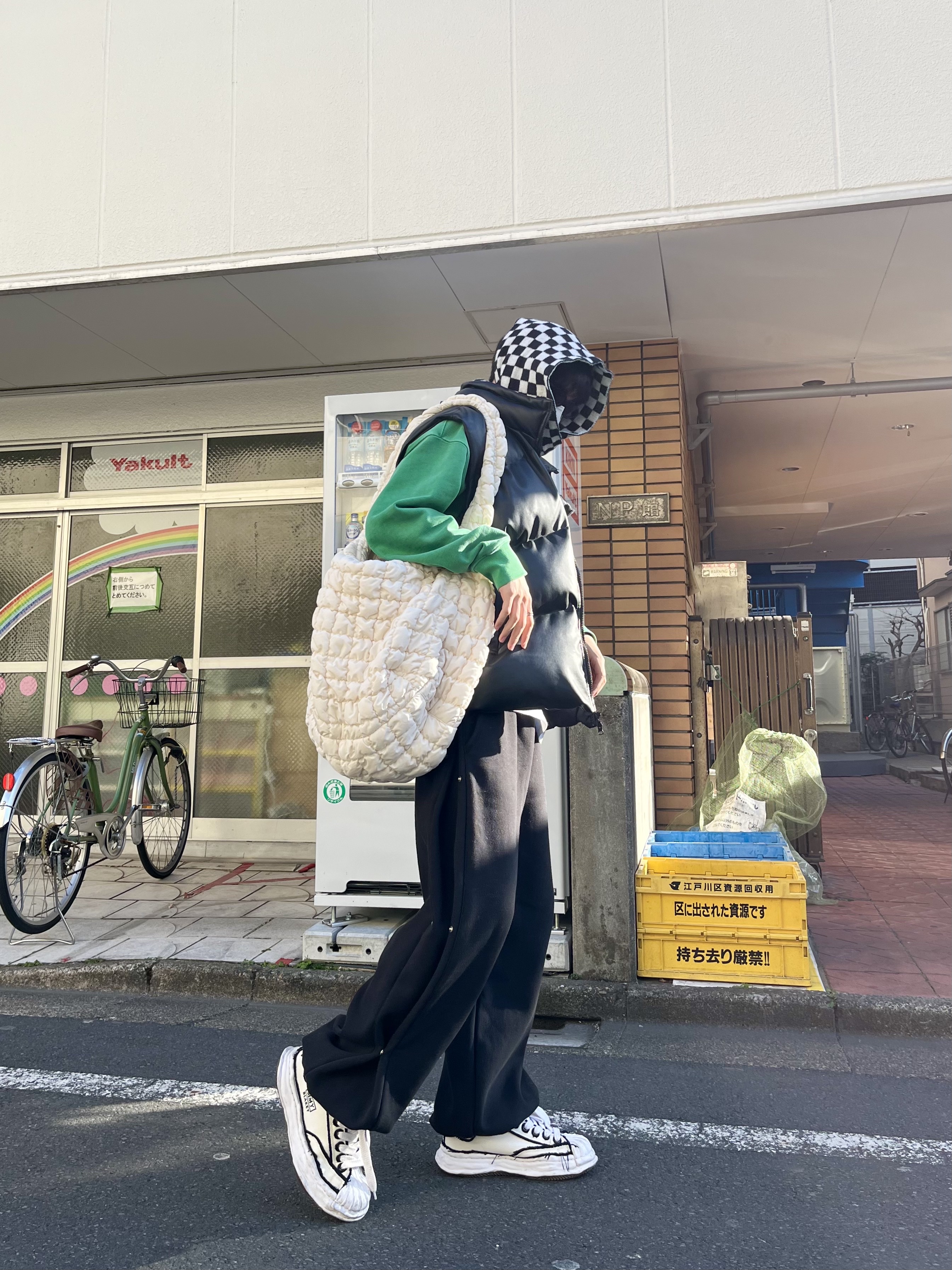 COS Quilted Oversized Shoulder Bag Off White Light Beige, Maison Mihara Yasuhiro Blakey OG Sole OH Canvas Low-top Sneakers White 착용 스타일
