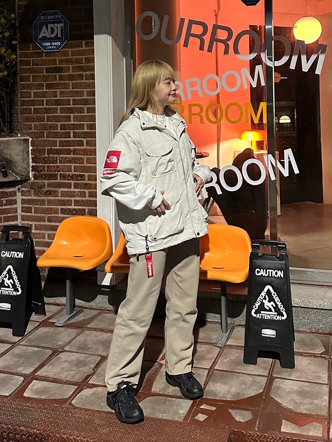 Supreme x The North Face Trekking Convertible Jacket Stone - 22SS, Supreme Webbing Keychain Red - 20FW 착용 스타일 - 4