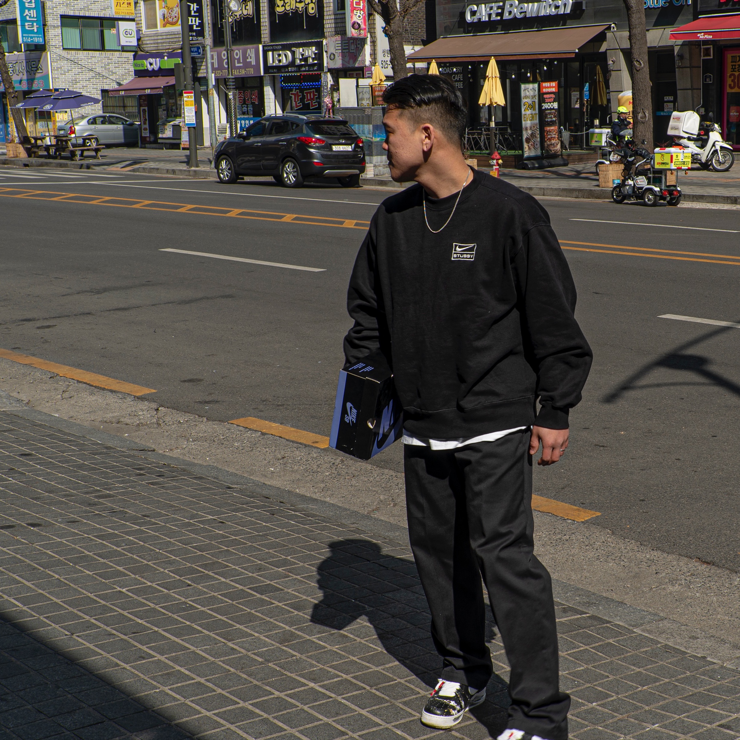Nike x Stussy NRG Washed Fleece Crewneck Black (DO5310-010), Nike x Peaceminusone Air Force 1 Low Para-Noise 착용 스타일 - 1