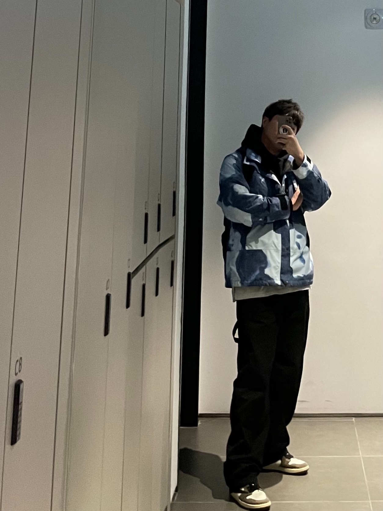 Jordan 1 x Travis Scott Retro High OG SP Mocha, Supreme x The North Face Bleached Denim Print Mountain Jacket Indigo - 21FW 착용 스타일