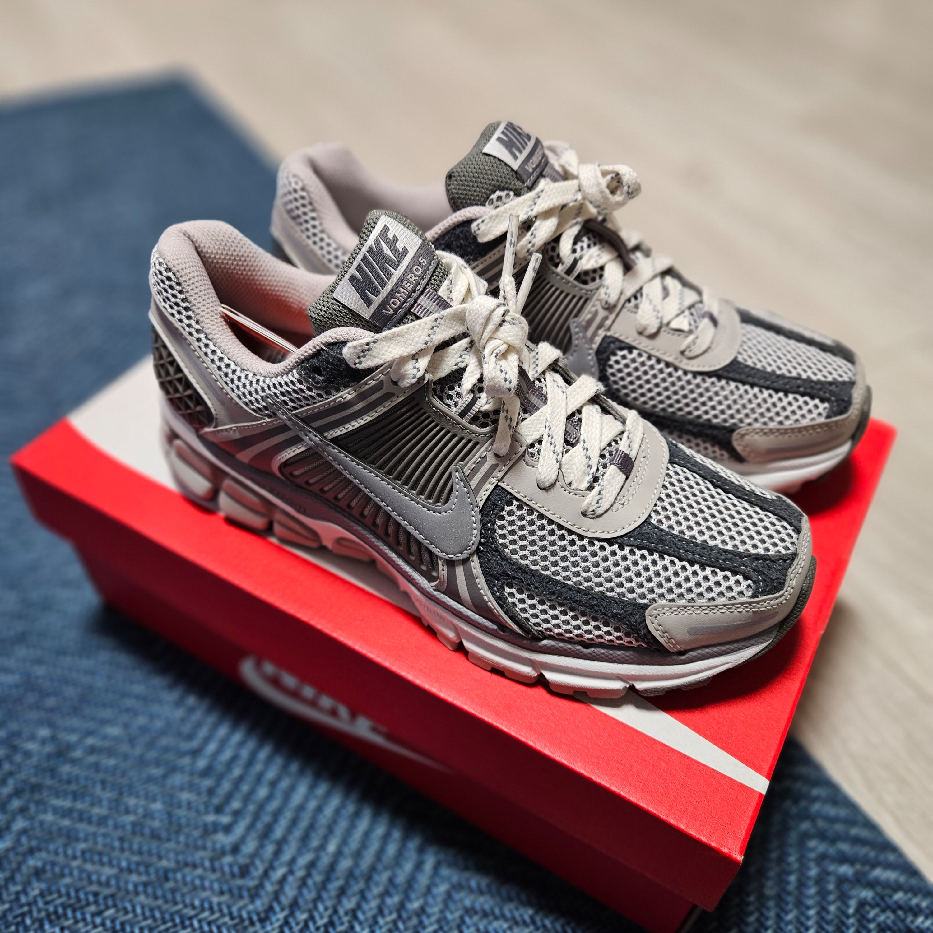 Nike Zoom Vomero 5 PRM Light Iron Ore and Flat Fewter 착용 스타일 - 2