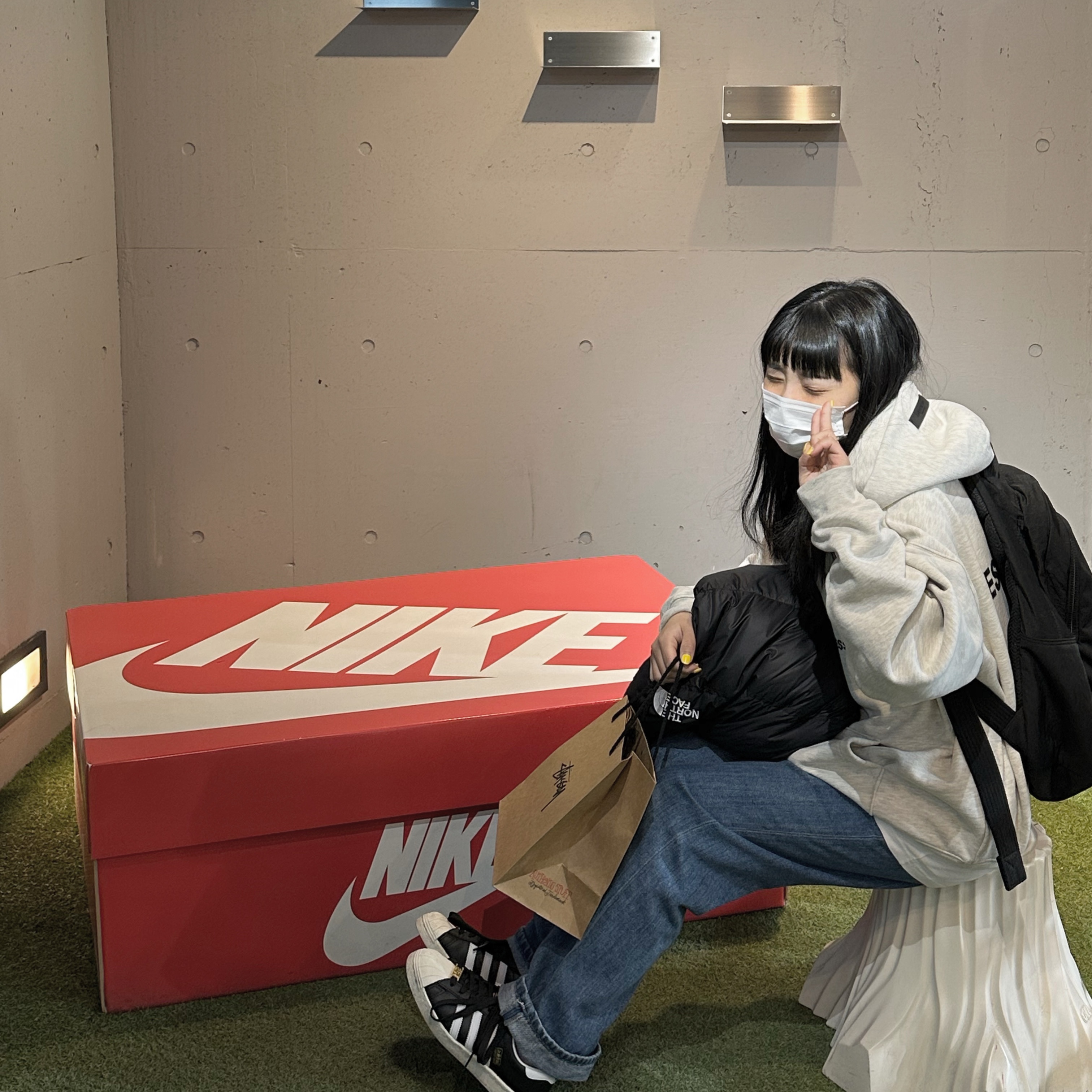 Adidas x BAPE Superstar 80s Core Black Off White, Essentials The Core Collection Hoodie Light Oatmeal 착용 스타일 - 1